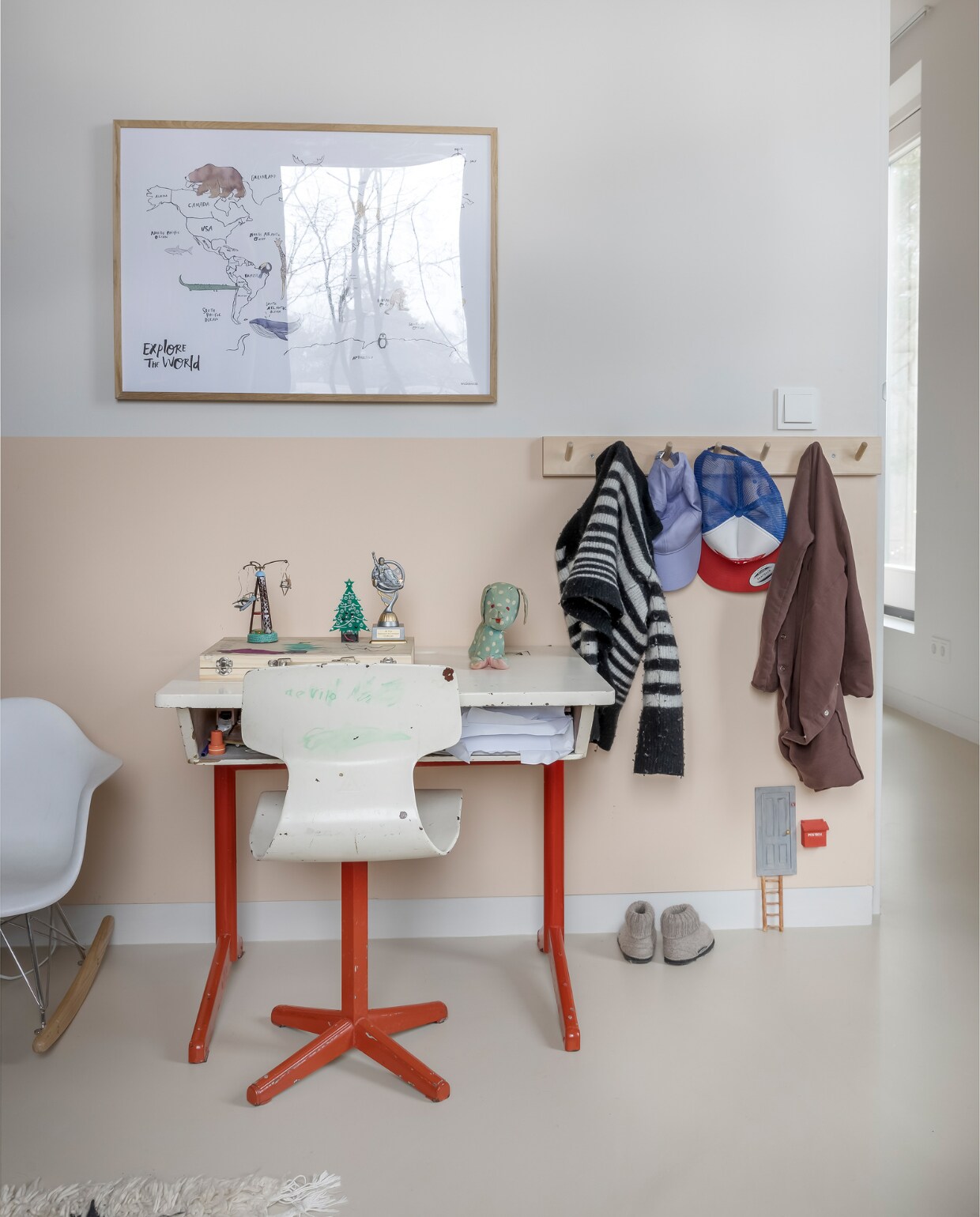 Bureau en stoel vintage, schommelstoel Eames via Vintagelab15, print Atelier Pomme, kapstok Ikea, muurverf onderkant E1.12.76 en muurverf bovenkant en plafond FN.01.81 van Sikkens. vtwonen 05-2023 | fotografie Henny van Belkom