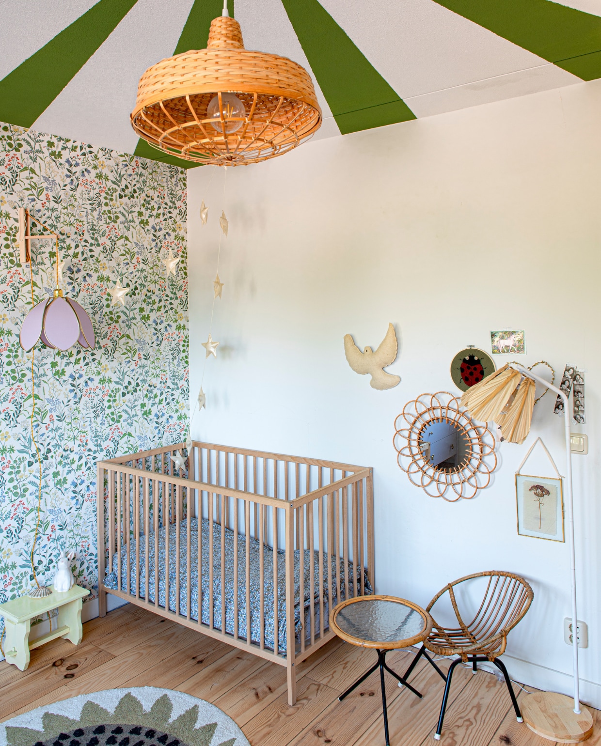 Behang Borastapeter van Store Of Daydreams. Ledikant en kruk tweedehands. Wandlamp Silly &amp; Billy. Hanglamp Ikea. Vogel KidsDepot. Rieten spiegel Xenos. Rieten meubels familiestuk. Dinokleed Tapis Petit. Staande lamp Maisons du Monde. vtwonen binnenkijken special 131-2023 | fotografie Caroline Coehorst