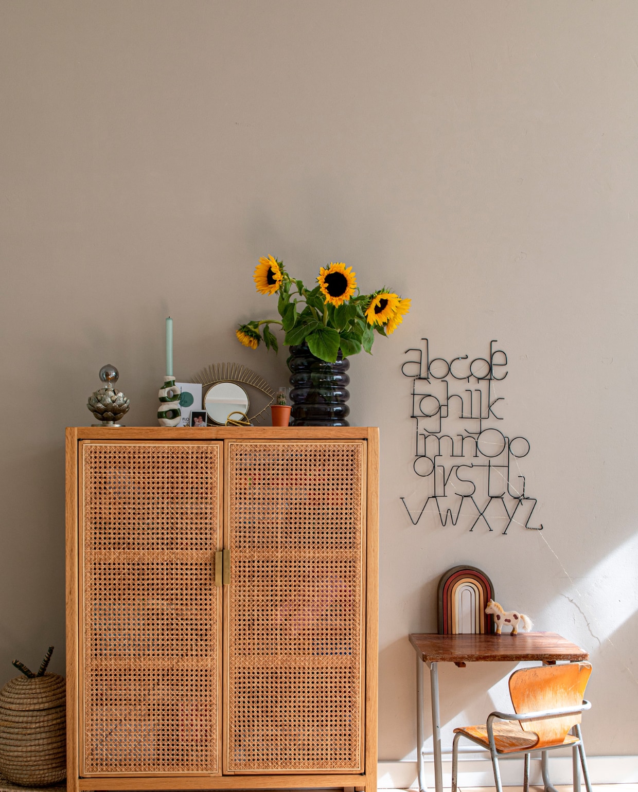 Muurverf Jitney van Farrow &amp; Ball. Kast en vazen Loods 5. Kandelaar &amp;Klevering. Bureau met stoel tweedehands. Speelgoed MinMin Copenhagen. Alfabetlamp Studio Vraco. vtwonen binnenkijken special 131-2023 | fotografie Caroline Coehorst