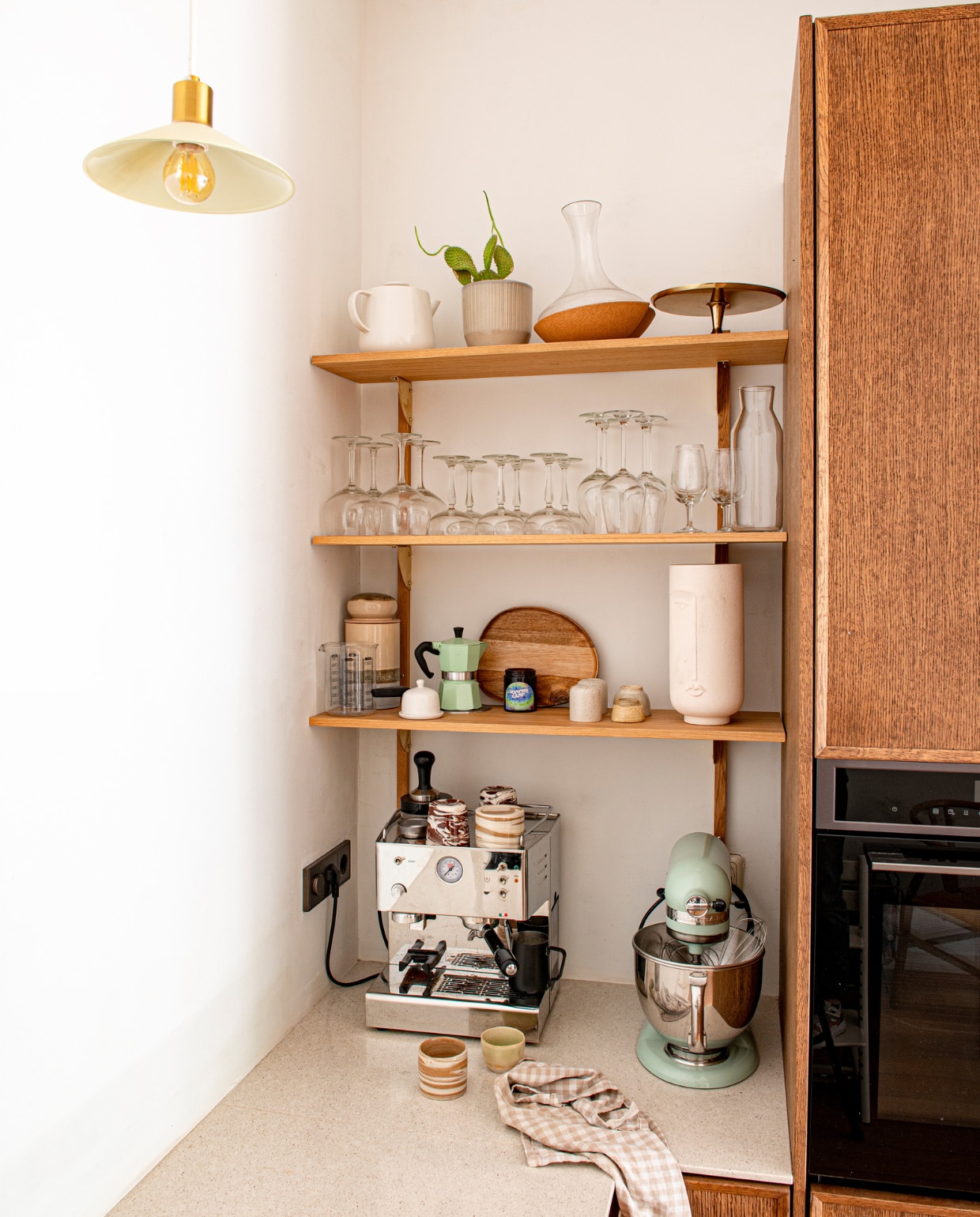 Wandplanken Ferm Living. Espressoapparaat Simon Levelt. Keukenmachine Kitchenaid. Hanglamp H&amp;M Home. Overig onbekend. vtwonen binnenkijken special 131-2023 | fotografie Caroline Coehorst