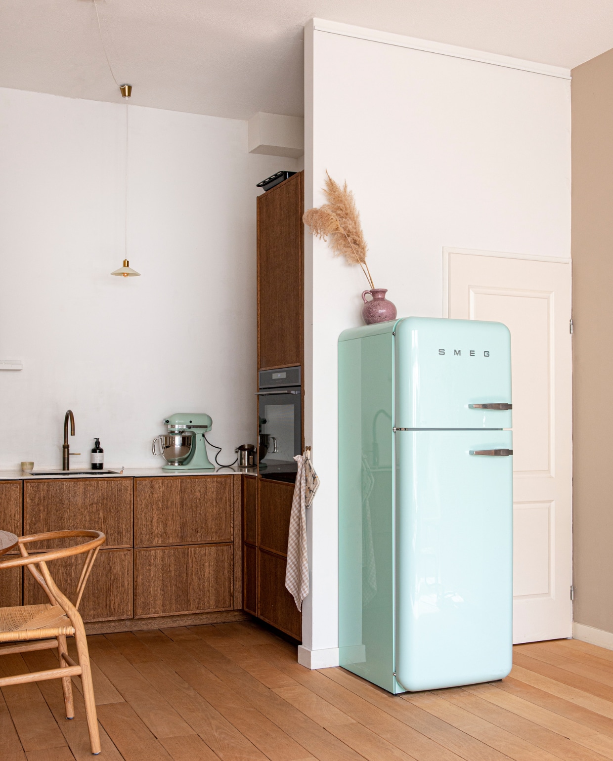 Keuken Ikea, fronten Reform, blad Keukenbladenfabriek. Kraan Quooker. Koelkast Smeg. Tafel Kave. Stoelen Loods 5. Kinderstoel Stokke. Hanglamp Georges. vtwonen binnenkijken special 131-2023 | fotografie Caroline Coehorst