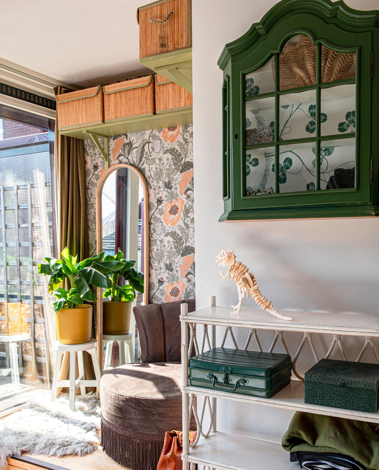 Behang Midbec. De wandplanken zaten al in het huis. Rieten dozen Xenos. Spiegel Zara Home. Kruk Ikea. Bloempot Sissy-Boy. Schapenvacht Loods 5. Fauteuil Dutchbone. Vitrinekastje tweedehands. Rotan kast Fortune Flea. Groene koffer Bonton. Sieradenkist H&amp;M Home. vtwonen binnenkijken special 131-2023 | fotografie Caroline Coehorst