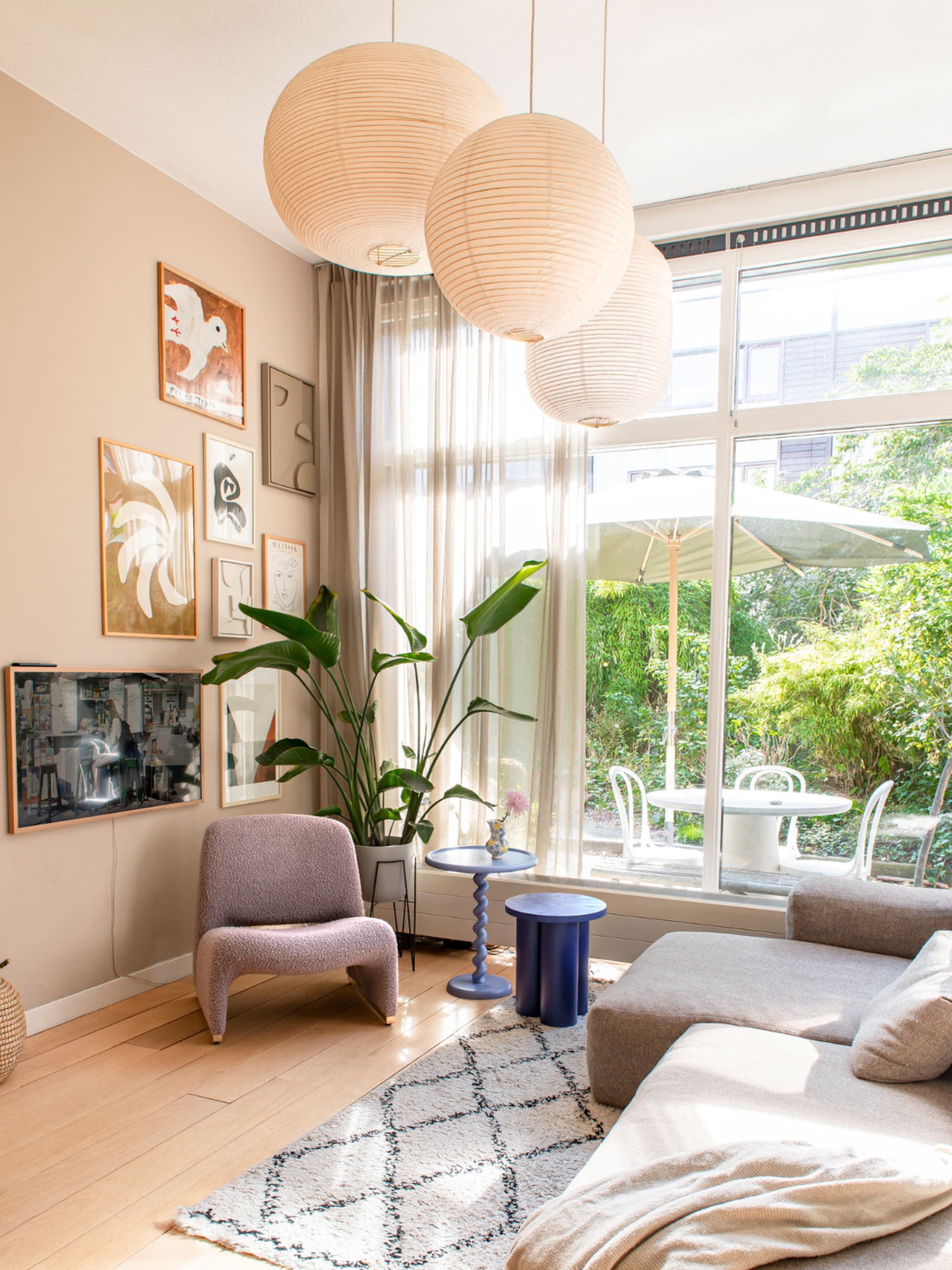 binnenkijken in een knusse woning in amsterdam waar hoge plafonds en lichtinval het verschil maken
