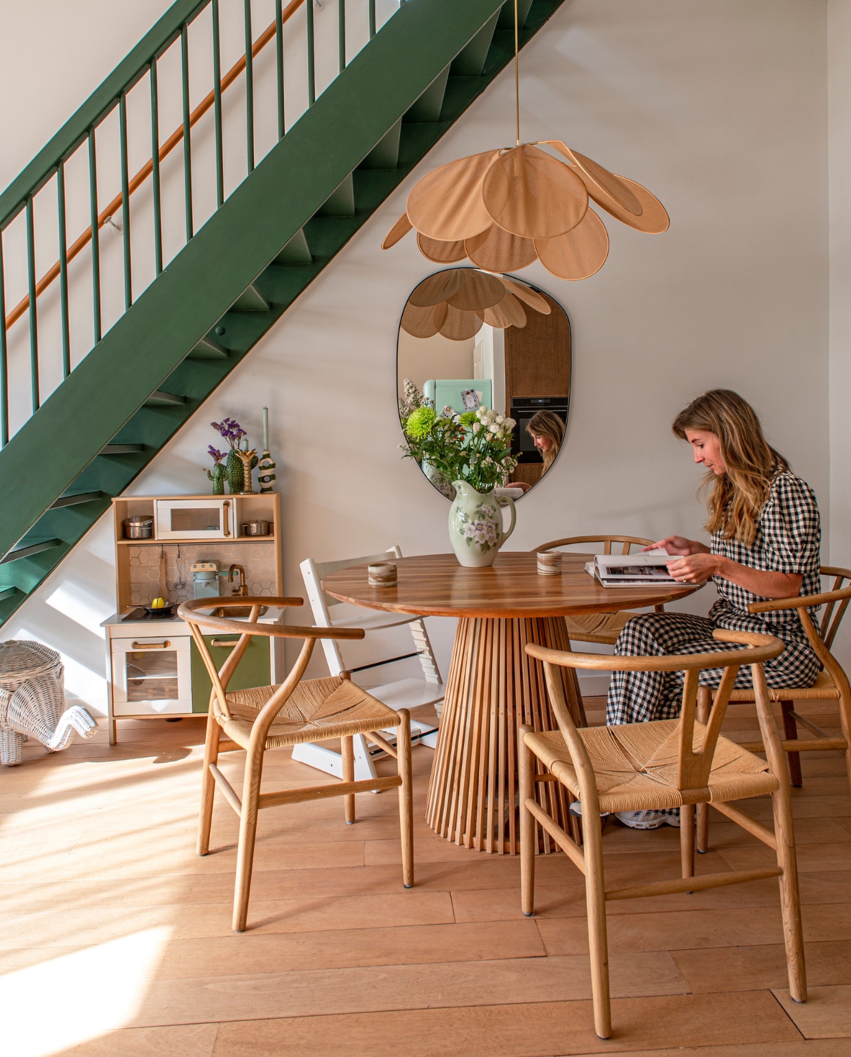 Verfkleur trap Duck Green van Farrow &amp; Ball. Tafel Kave. Stoelen Loods 5. Kinderstoel Stokke. Hanglamp Georges. Spiegel Ferm Living. Rieten olifant Zara. Kinderkeuken Ikea. Koffiekopjes Atelier van Schaijck. Overig vintage. vtwonen binnenkijken special 131-2023 | fotografie Caroline Coehorst