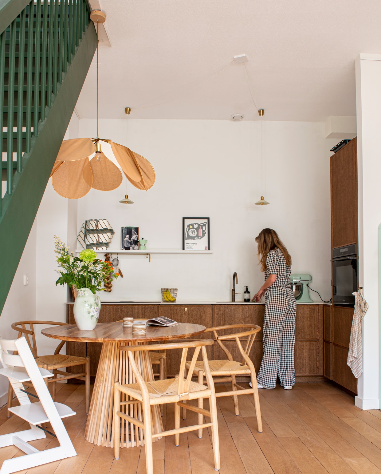 Keuken Ikea, fronten Reform, blad Keukenbladenfabriek. Kraan Quooker. Koelkast Smeg. Tafel Kave. Stoelen Loods 5. Kinderstoel Stokke. Hanglamp Georges. vtwonen binnenkijken special 131-2023 | fotografie Caroline Coehorst