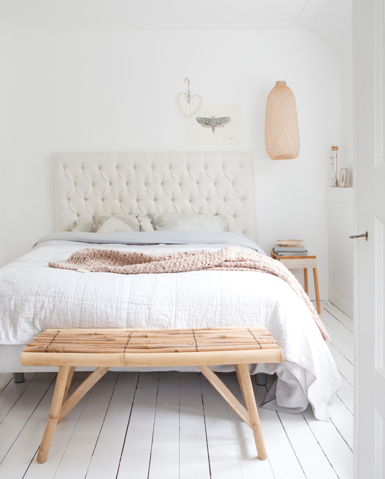 Hoofdeinde Loods5. Kussens op het bed gemaakt voor l'Etoile. Sprei Sukha Amsterdam. Witte sprei met stiksels Tine K Home. Bed Ikea. Bamboe bank uit collectie l'Etoile. Bamboe lamp Bloomingville. Print met vlinder Anne Olde Kalter, La Farme. Kruk Piet Hein Eek. Metalen wissellijst en hoge pot Sukha Amsterdam. vtwonen december 2015 | Fotografie Jeltje Janmaat | Styling Elisabeth Borger