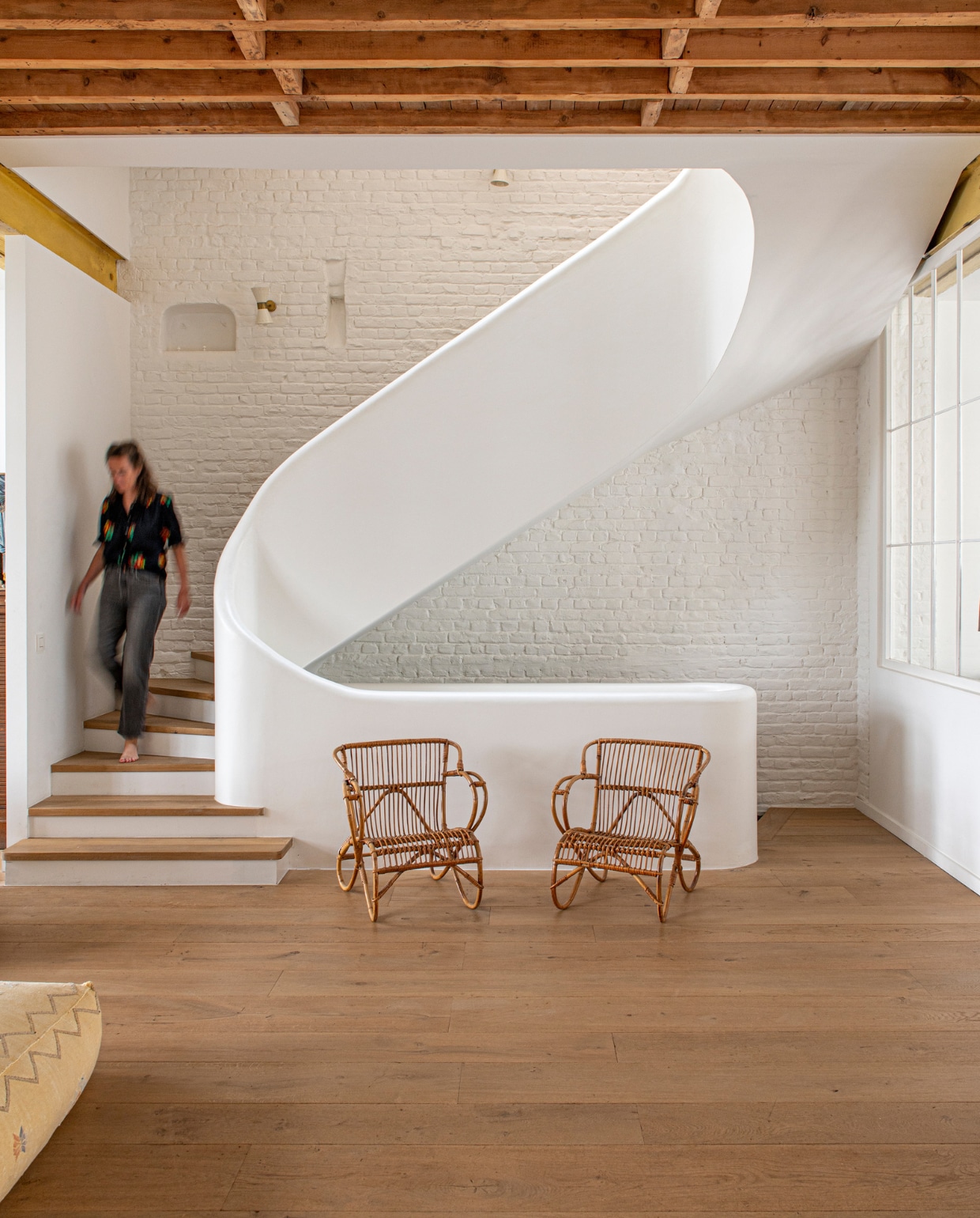 De trap is ontworpen door Eloïse en gebouwd door JDC Renovations. Rotanstoelen gekregen. vtwonen special binnenkijken 131-2023 | fotografie Caroline Coehorst