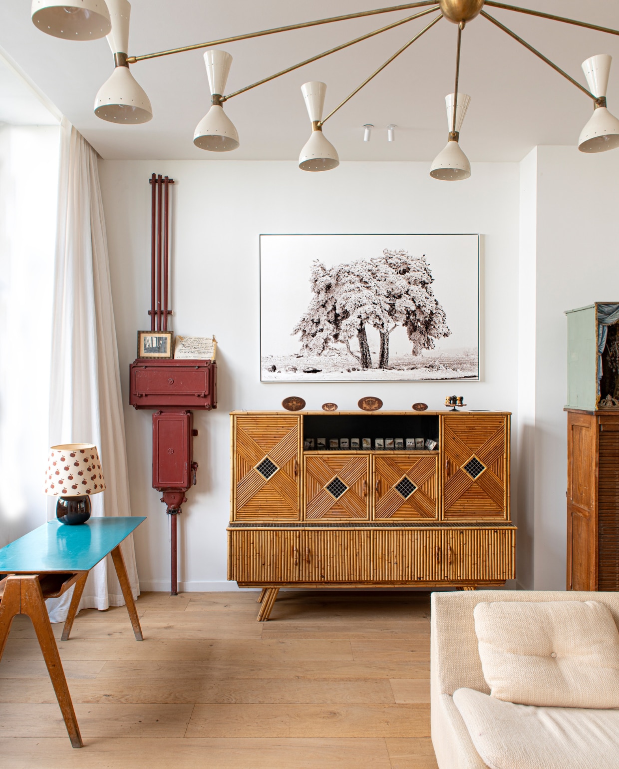 Hanglamp uit Italiaans hotel en hoge tafel tweedehands. Bank gevonden op straat. Rotankast Marktplaats. Rolluikkast stond al in het pand. Theater erop Thierry Bosquet. Foto van boom Rodolphe de Radzitzky. vtwonen special binnenkijken 03-2023 | fotografie Caroline Coehorst