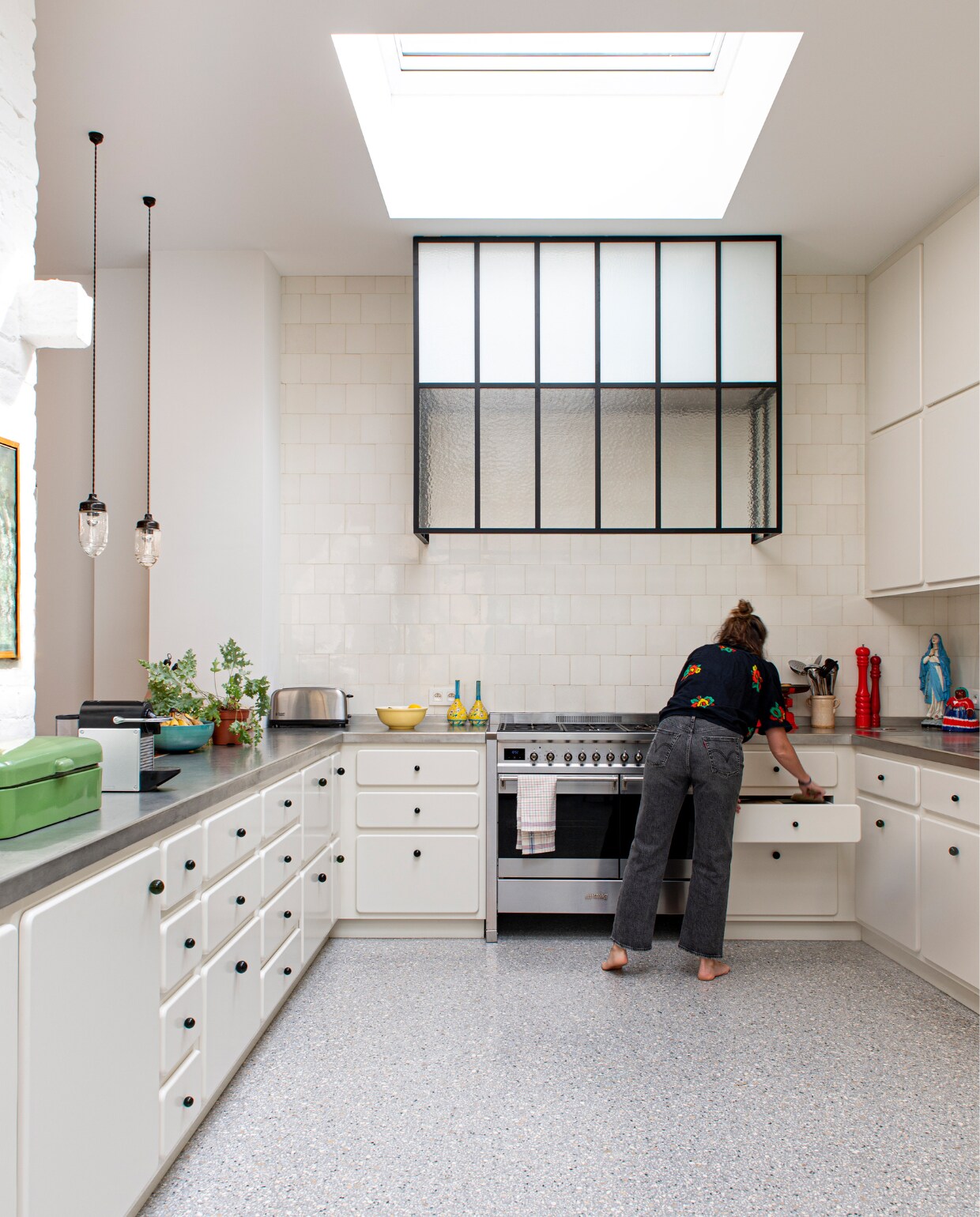 Keuken op maat gemaakt, tinnen blad Étains de Lyon. De hanglampen hingen al in het pand. vtwonen special binnenkijken 03-2023 | fotografie Caroline Coehorst