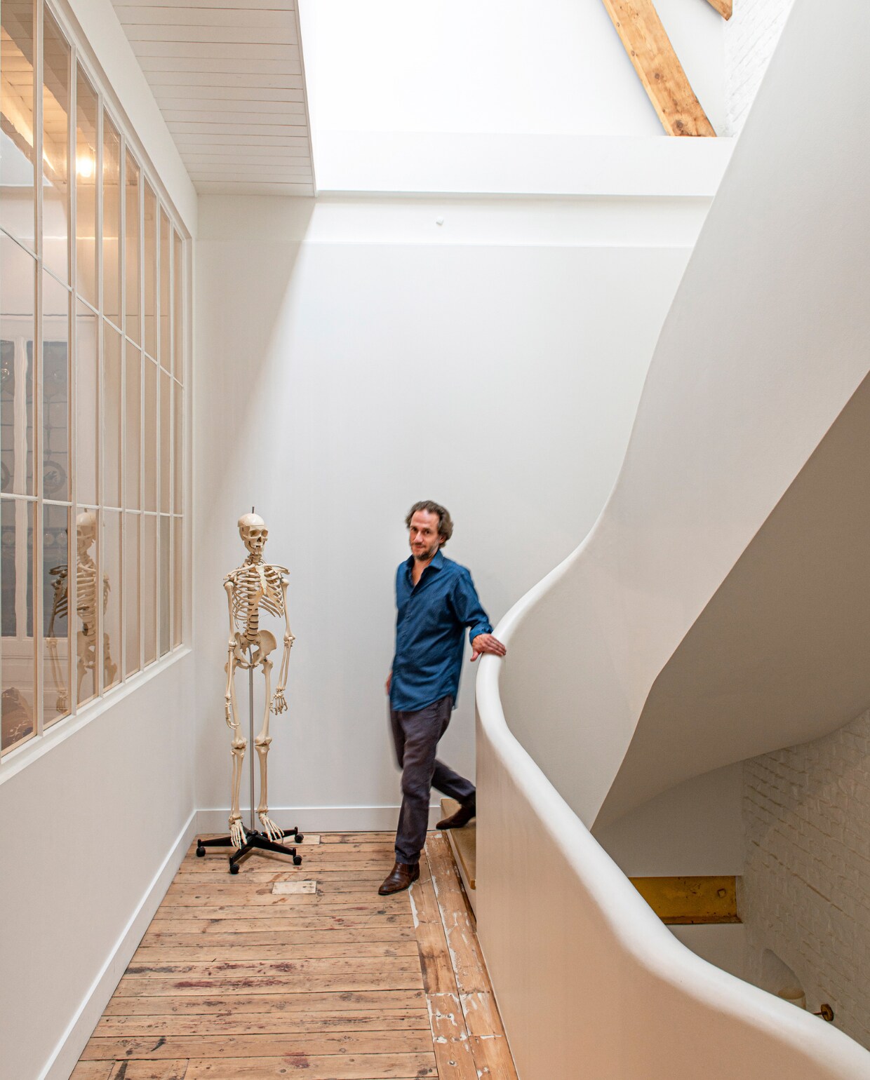 Het skelet, afkomstig uit een Belgisch ziekenhuis, is een cadeau van Eloïses vader, die arts is. vtwonen special binnenkijken 131-2023 | fotografie Caroline Coehorst