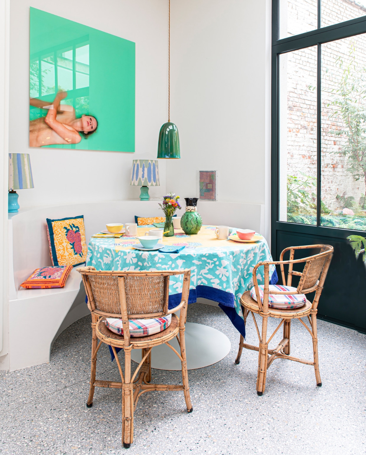 Foto Bath van Barbara Iweins. Hanglamp, tafel en stoelen tweedehands. Bank op maat gemaakt. Kussens en tafelkleed Lisa Corti. Overig onbekend. vtwonen special binnenkijken 03-2023 | fotografie Caroline Coehorst
