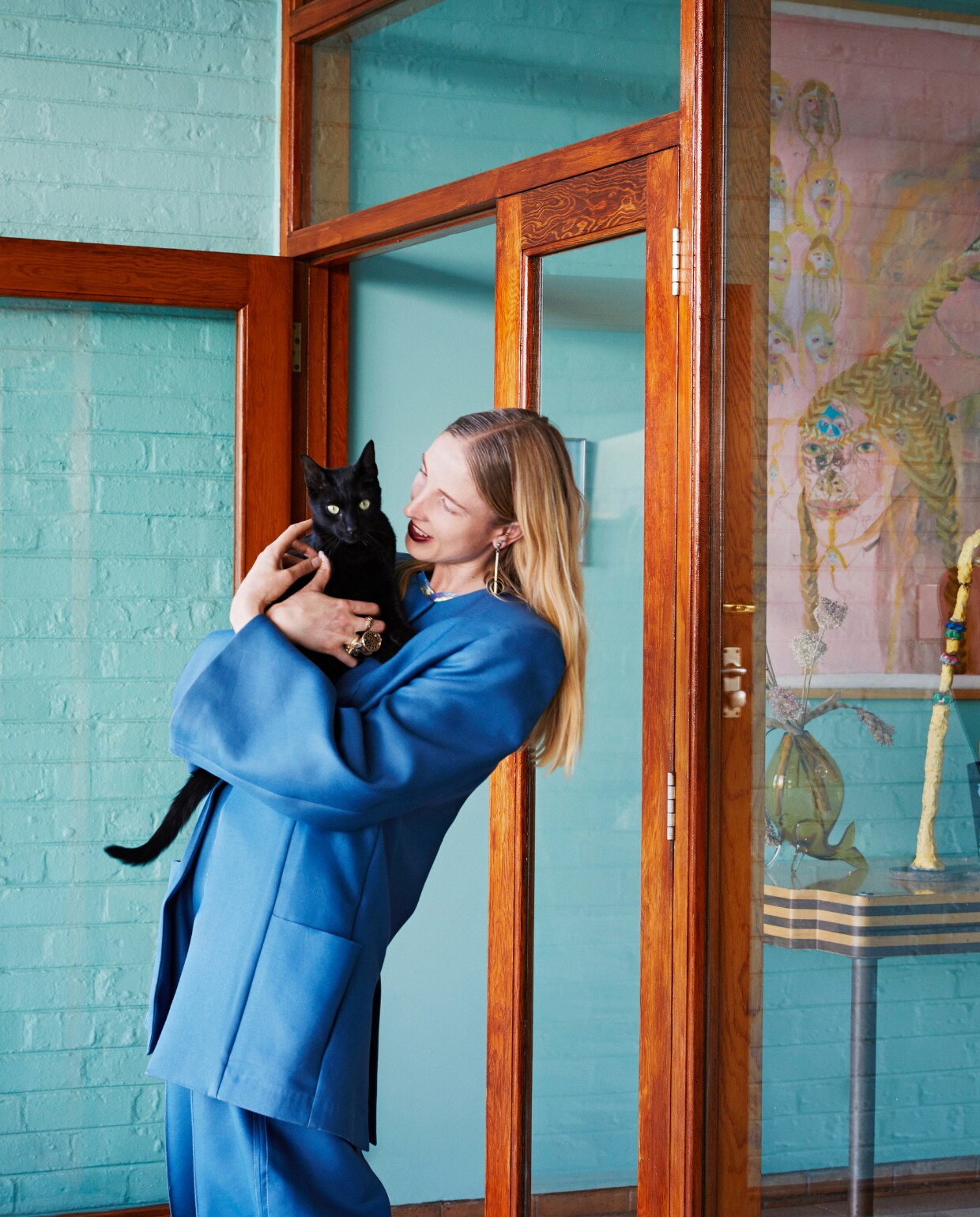 Met kat Paku op het balkon bij de eethoek. vtwonen special binnenkijken 06-2022 | productie BUREAUX | styling Sven Alberding | fotografie Elsa Young
