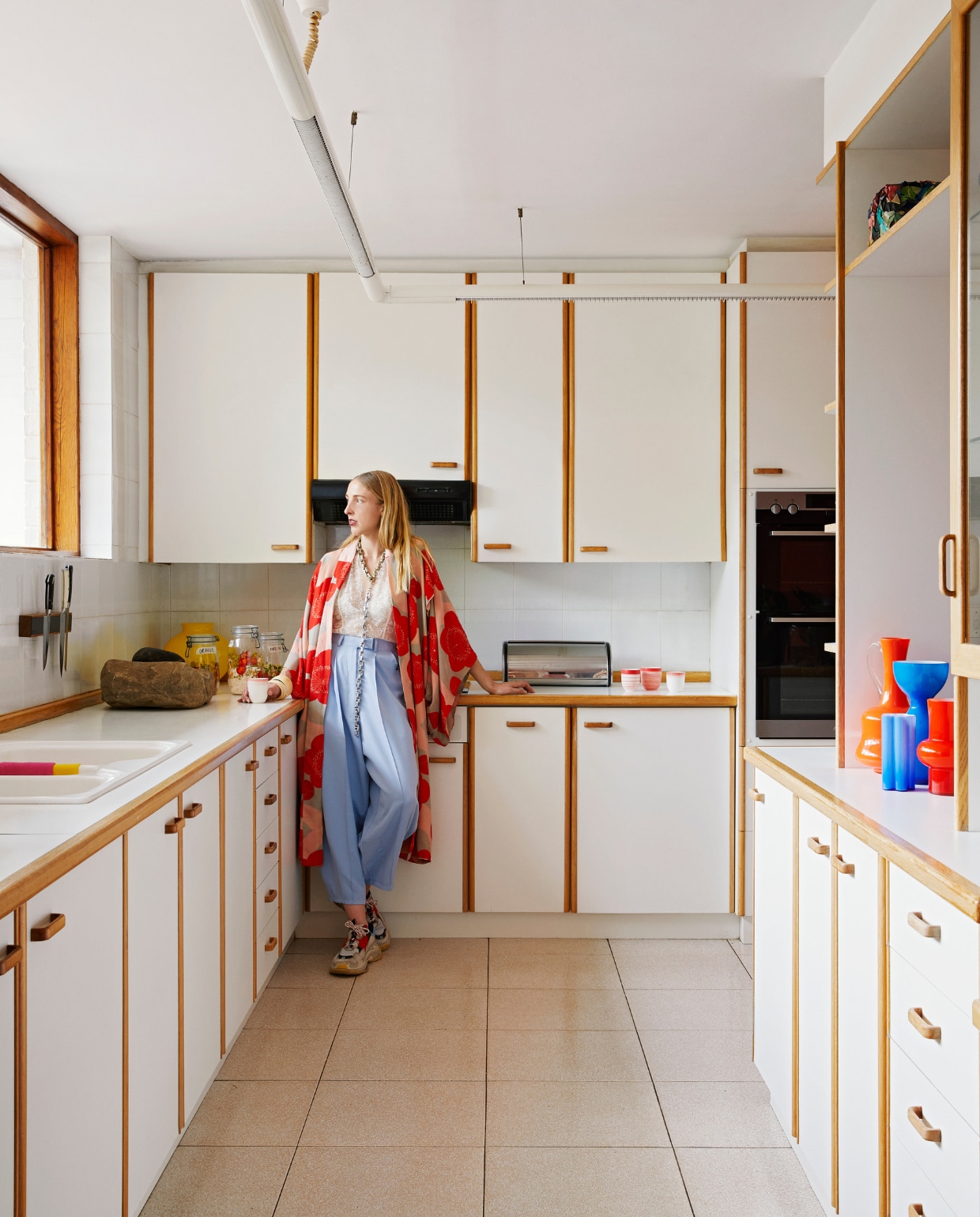 De keuken is geplaatst door de vorige bewoners, maar past hier perfect. De muranovazen zijn een verzamel-tic van Lezanne. vtwonen special binnenkijken 06-2022 | productie BUREAUX | styling Sven Alberding | fotografie Elsa Young