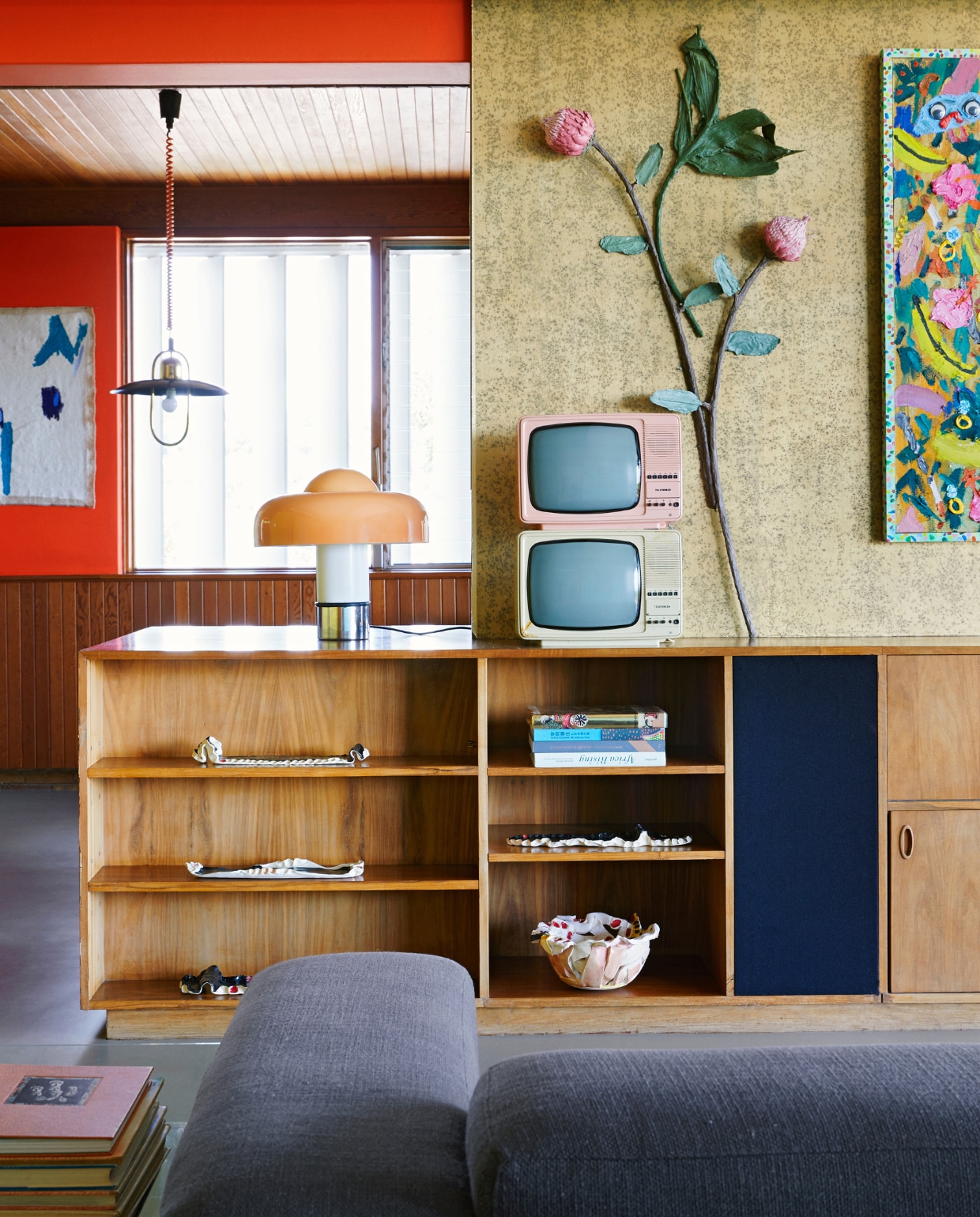 Vergelijkbare muurverf Puur Klaproos van Flexa. Kunstwerk links Lucy Jane Turpin, rechts Gabrielle Kruger. Hanglamp vintage. Het dressoir is origineel. Vintage tafellamp Brumbury van Luigi Massoni. Oude tv-toestellen uit de kringloop. Keramiek door Lezanne gemaakt. Overig onbekend. vtwonen special binnenkijken 06-2022 | productie BUREAUX | styling Sven Alberding | fotografie Elsa Young