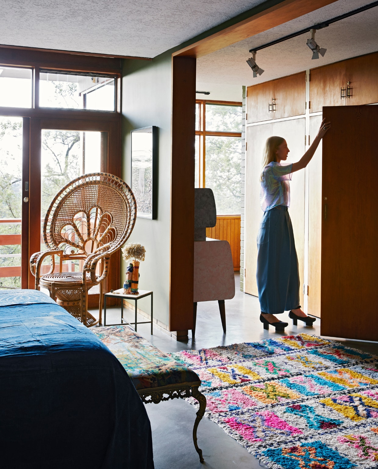 De inbouwkasten in de slaapkamer zaten er al. Pauwenstoel en bedbankje vintage. Berberkleed uit Marokko. vtwonen special binnenkijken 06-2022 | productie BUREAUX | styling Sven Alberding | fotografie Elsa Young