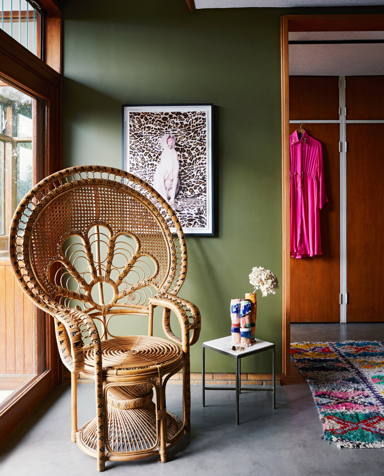 Vergelijkbare muurverf 100% Laurier van Flexa. Fotoprint Yawn Koos Groenewald. Pauwenstoel vintage. Vaas door Lezanne gemaakt. vtwonen special binnenkijken 06-2022 | productie Bureaux | styling Sven Alberding | fotografie Elsa Young