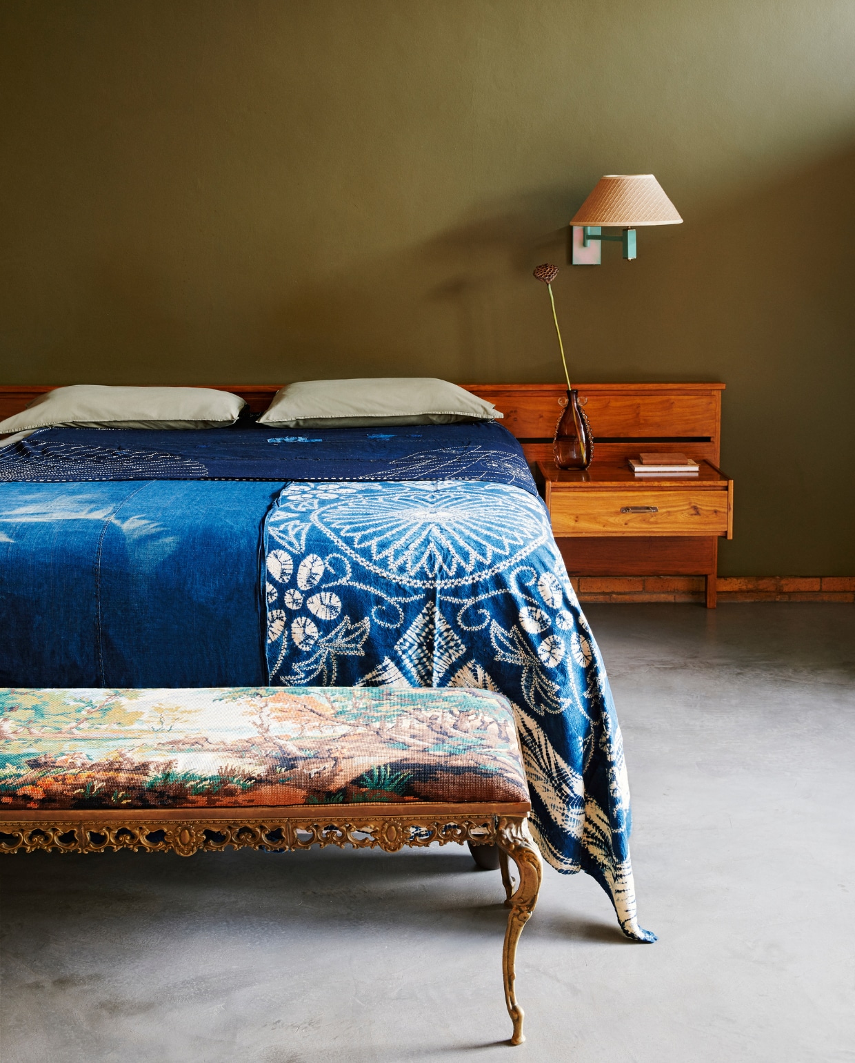 Vergelijkbare muurverf 100% Laurier van Flexa. Het bedmeubel zat al in het huis. Bedbankje antiek. De sprei is een Japans patchworkkleed (‘boro’). vtwonen special binnenkijken 06-2022 | productie BUREAUX | styling Sven Alberding | fotografie Elsa Young