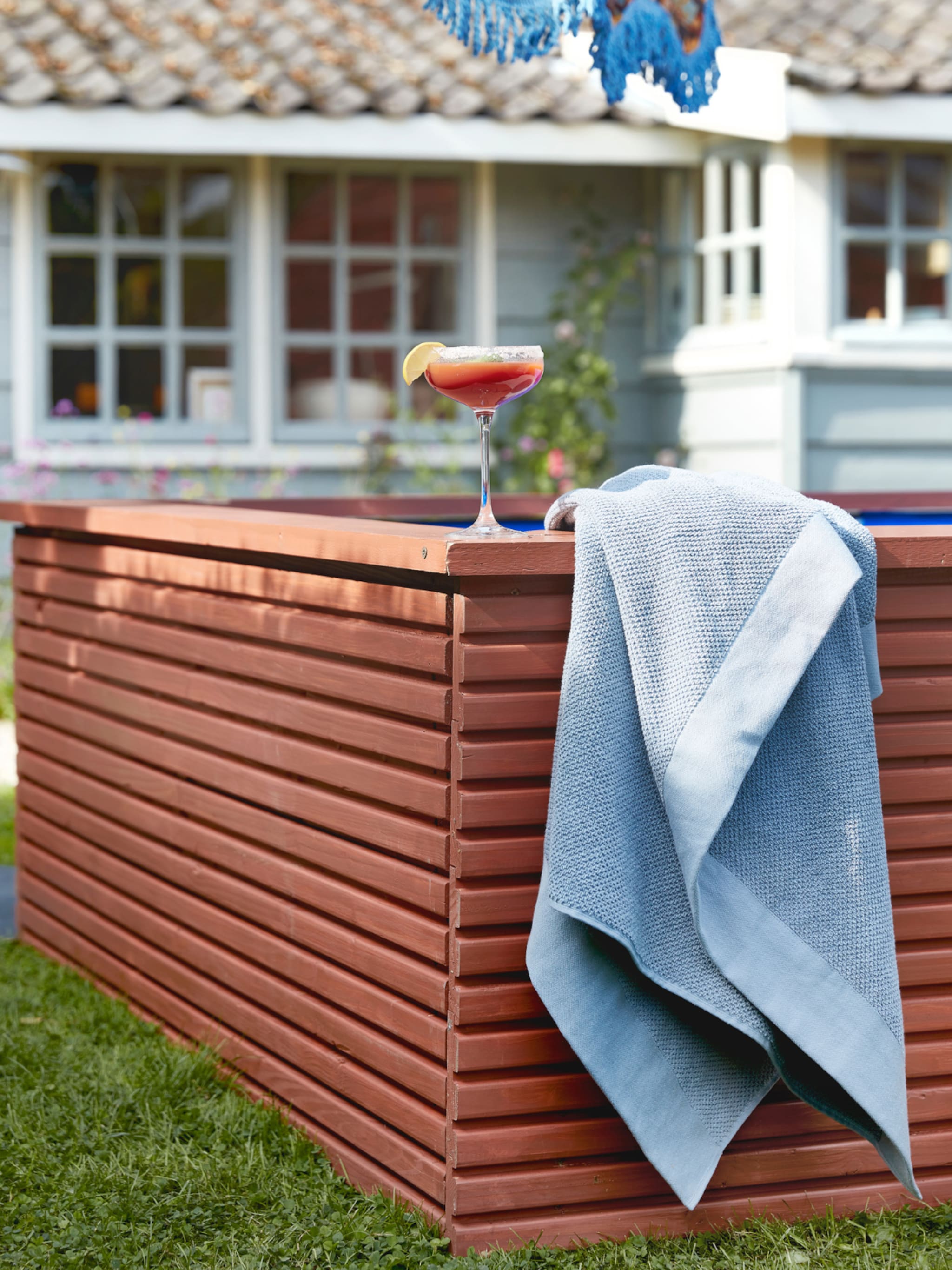 tover een plastic opzetzwembad om tot knappe aanwinst voor de tuin met deze diy zwembadombouw