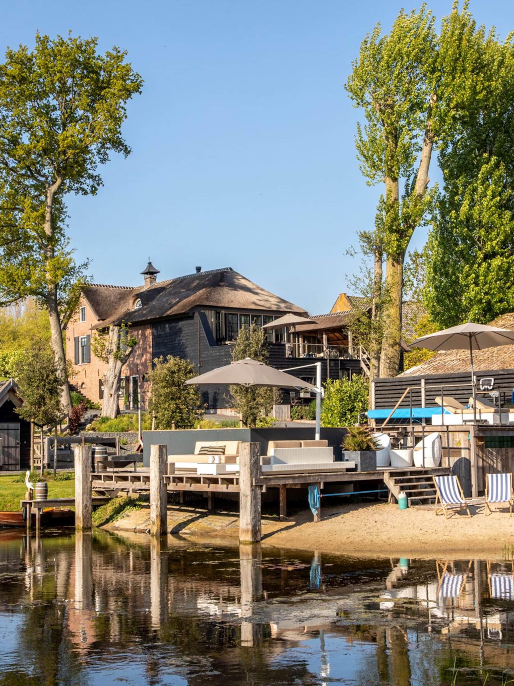 funda find landelijke luxe in deze dijkwoning met privestrand
