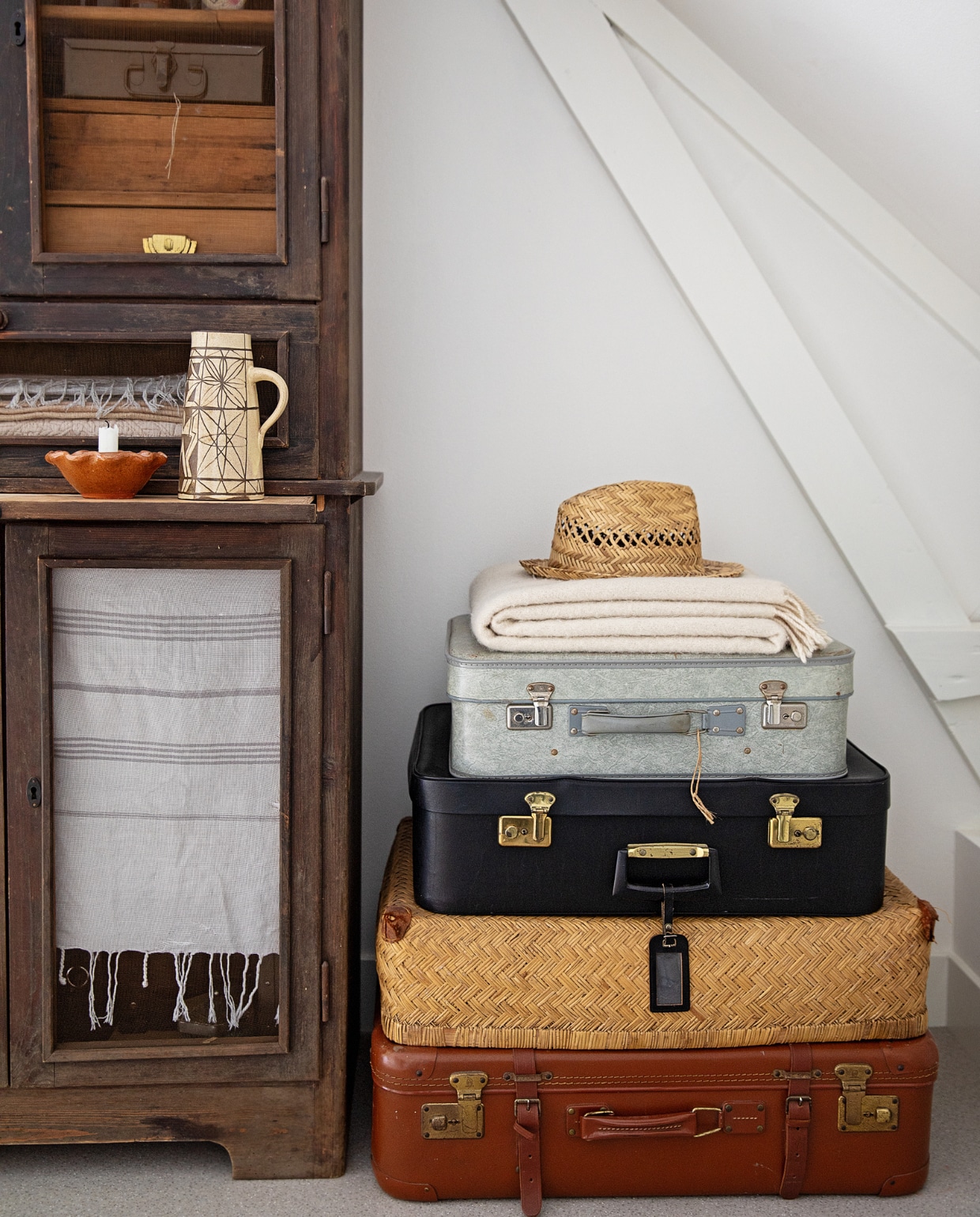 Kast Carlotte Antiek en Brocante, hamamdoek Sissy-Boy, koffers, terracotta kandelaar en hoed Bij Lokaal, witte deken Ikea, witte kan kringloop. vtwonen 04-2021 | productie en styling Ilona Jongepier | fotografie Dana van Leeuwen