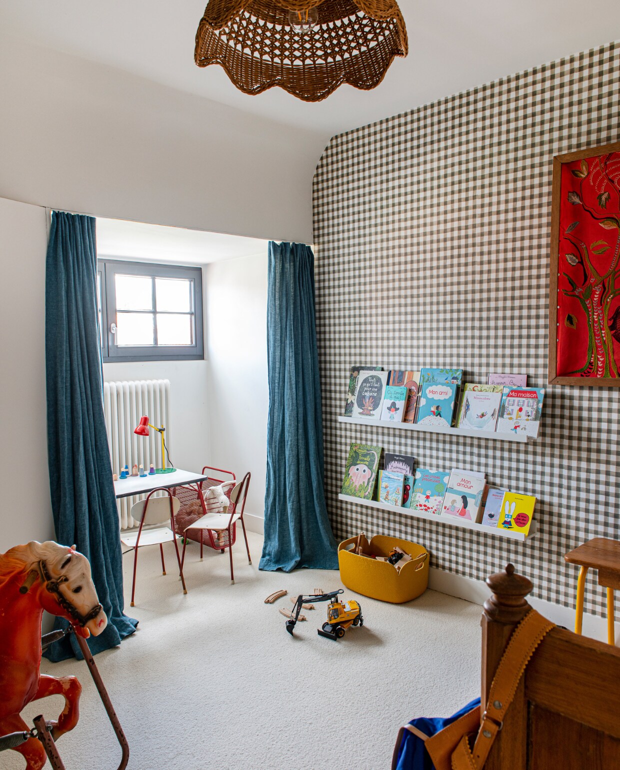 Hobbelpaard en bed uit Sandrines kindertijd. Gordijnen Bruder. Tafel, stoelen, kunstwerk, bureau en bureaulamp tweedehands. Boekenplanken Ikea. Vilten mand Muuto. Overig onbekend. vtwonen special binnenkijken 131-2023 | fotografie Caroline Coehorst