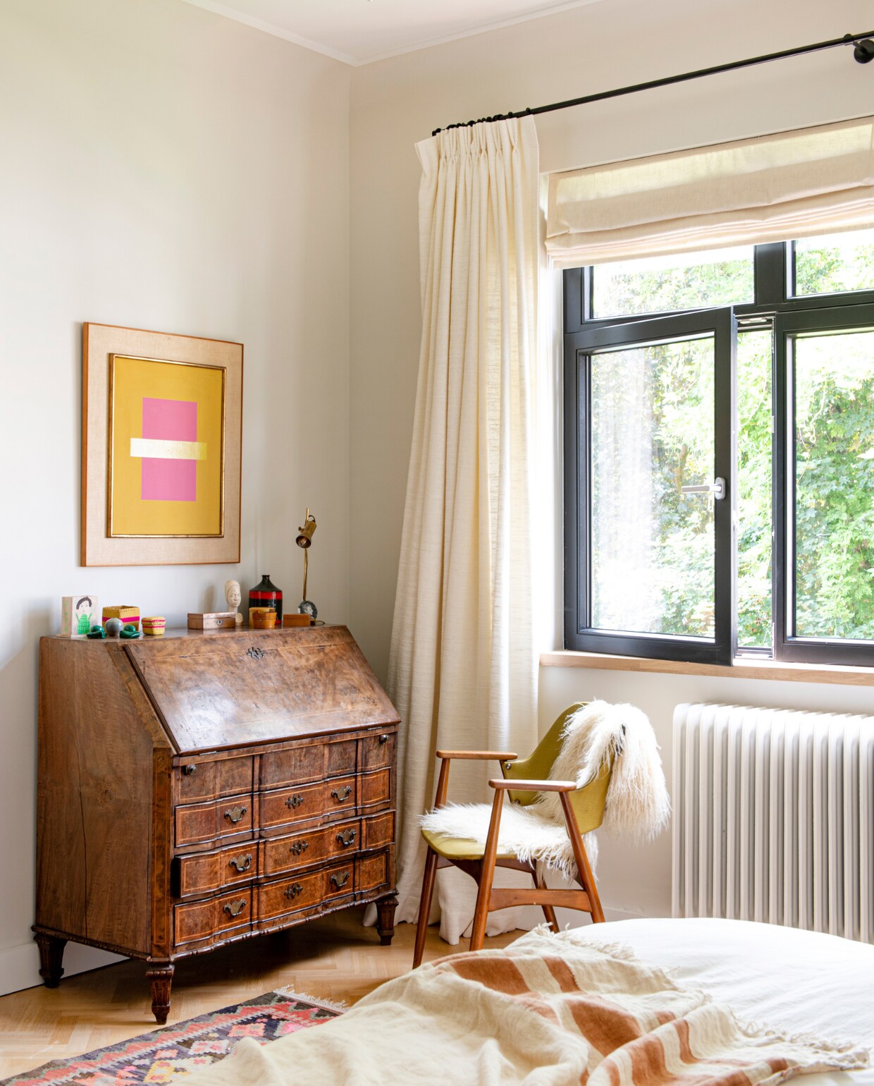 Secretaire en stoel familiestukken. Vintage kunstwerk Christiaensen &amp; Christiaensen. vtwonen special binnenkijken 131-2023 | fotografie Caroline Coehorst