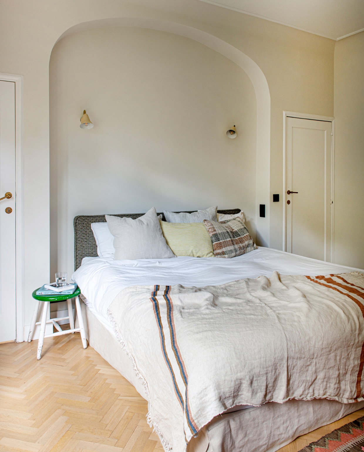 Bed Au Bon Repos. Beddengoed Libeco. Sprei Bruder. Kruk tweedehands. Wandlampen Brussels Design Market. Deurbeslag Novia Due. Overig onbekend. vtwonen special binnenkijken 131-2023 | fotografie Caroline Coehorst