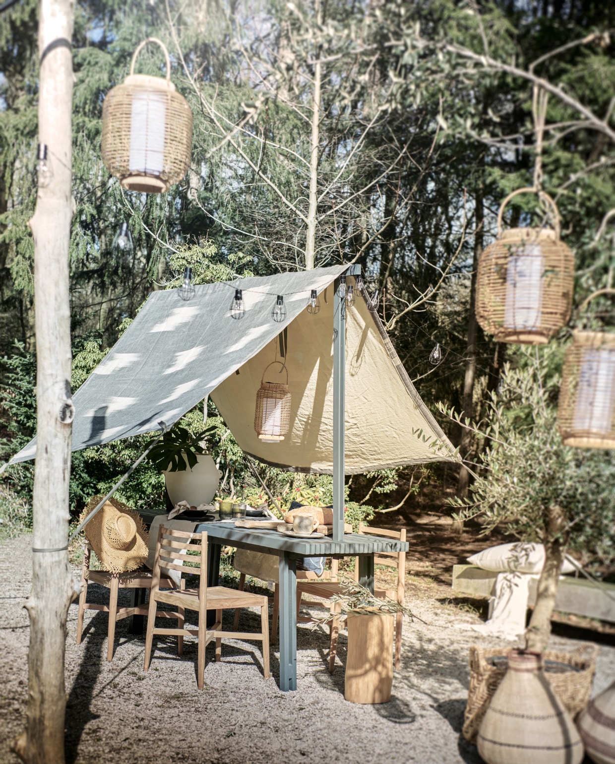 Tafel met zonwering, prijs op aanvraag (com-anders.nl). Doek Metre Grand Bazaar, 130 cm (b) € 87,- (loggerewilpower.com). Witte pot met oren Sava € 169,-(urbannatureculture.com). Lantaarns van Luca Lighting, 18,5x29,5 cm (Øxh) € 37,99 en 26x30 cm (Øxh) € 35,99, lichtsnoer Party Lights van Luca Lighting, 315 lumen € 39,98 (vtwonen.nl/shop). Duurzaam teakhouten kruk € 740,- (dacks.nl). Houten stoelen, per stuk € 249,-, houten servetring, set van 2 € 7,99, servet, set van 2 € 12,99, zwart bord € 14,99, zwart bakje € 7,99, wit bord met zwart lijntje € 12,99 witte plaid op bank rechts € 29,99, zwart bestek, 16-delig € 89,99 (hm.com). Beige loper, set van 2 € 29,99, grijs glas met lijntje € 5,99, mand met hengsels € 69,99 (zarahome.com). Broodplank, prijs op aanvraag, gestreept kussen op achtergrond van Libeco € 168,-, mand met streep Binga kalebas 82 uit Zimbabwe, 42x51 cm (Øxh) € 79,- witte kan, prijs op aanvraag, papieren hoed € 21,- (couleurlocale.eu). Blauw kussen op stoel van Designers Guild € 99,- (wva.nl). Overig privébezit. vtwonen 06-2023 | styling Liza Wassenaar | fotografie Sjoerd Eickmans