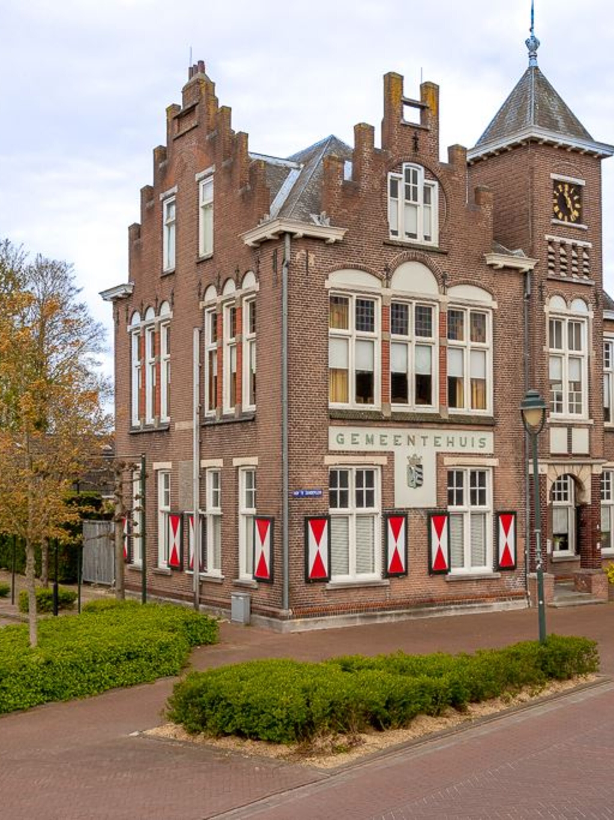 funda find voormalig gemeentehuis met klokkentoren en originele glas in loodramen
