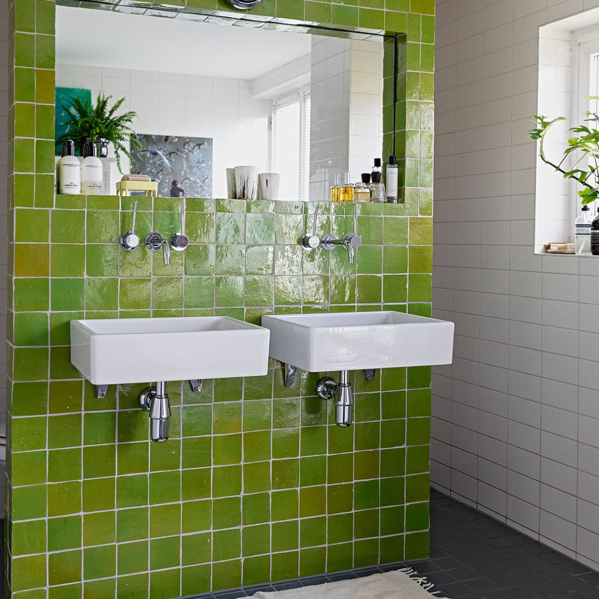 De bestaande witte badkamer werd opgefleurd met zelliges, Marokkaanse tegels. Sanitair Villeroy &amp; Boch. Lamp Luceplan. Kleed meegenomen uit Uganda. vtwonen 07-2021 | styling Ilona Jongepier | fotografie Dana van Leeuwen