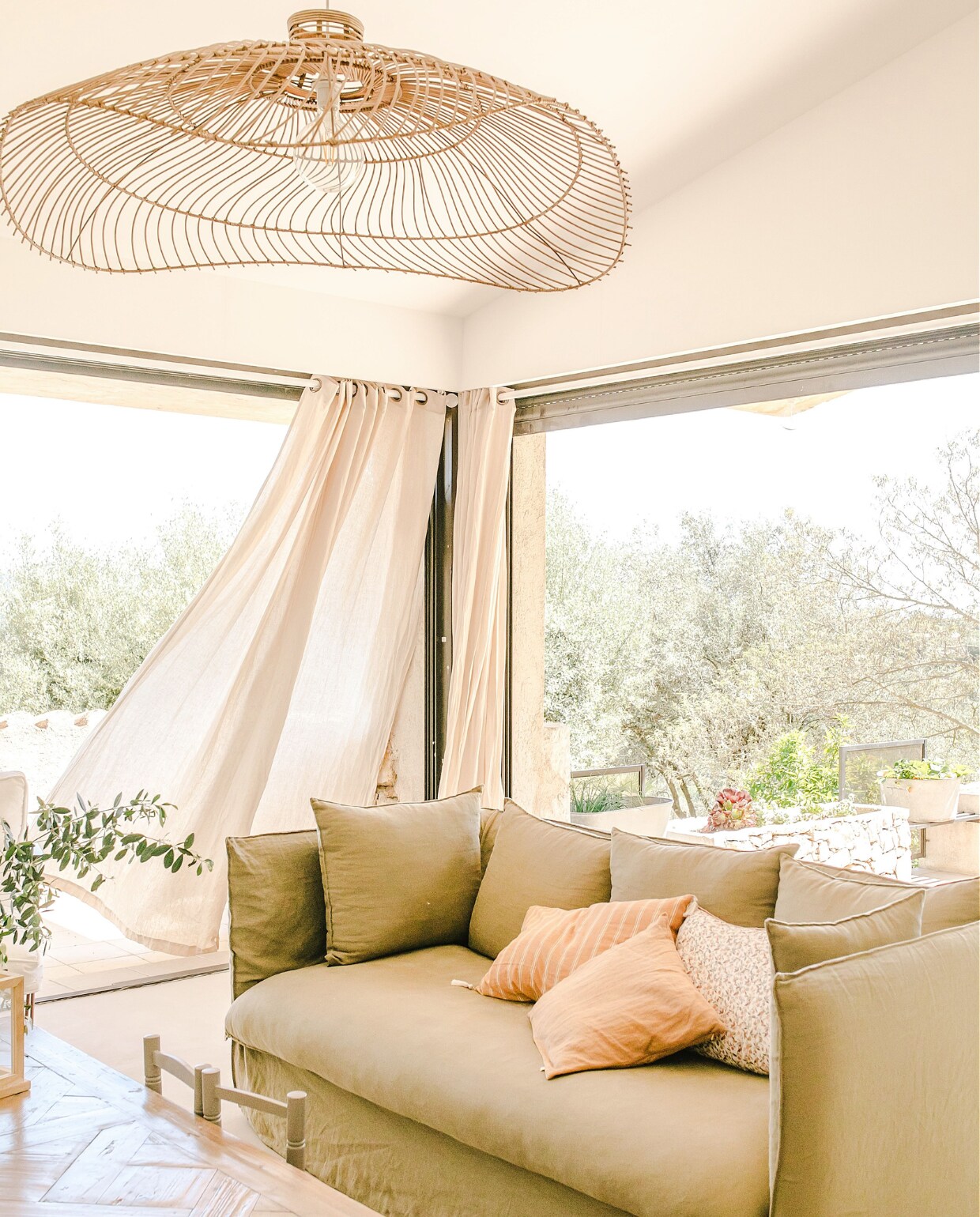 Bank en tafel Maisons du Monde. Lamp Høgen. Linnen gordijnen La Redoute. Overig onbekend. vtwonen special binnenkijken 171-2022 | productie The Sisters Agency | styling fotografie en brontekst Marta Puglia | tekstbewerking Monique van der Pauw