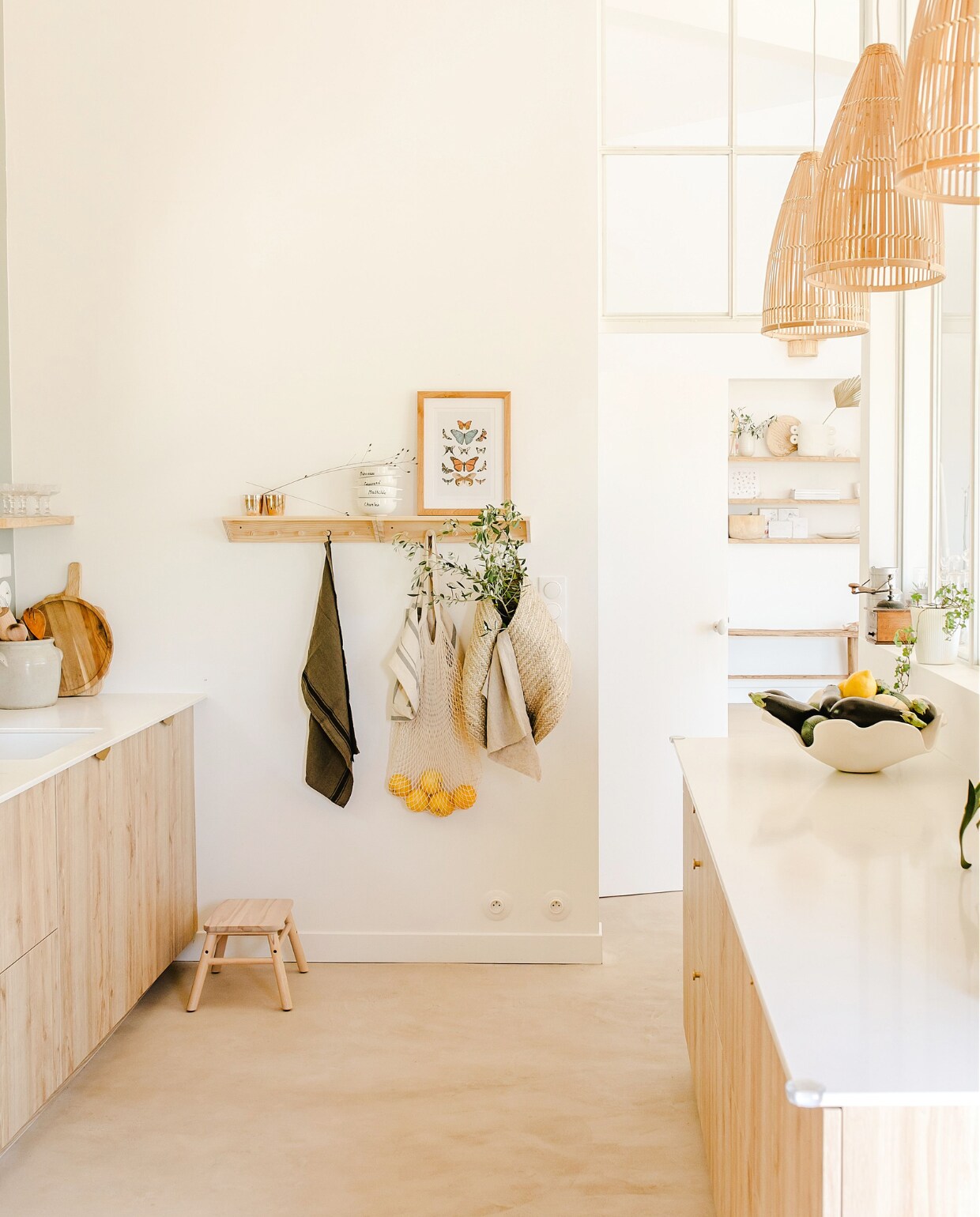 Hanglampen Søstrene Grene. Keuken van Schmidt uitgevoerd in eikenfineer, werkblad quartz composiet, messing knoppen. Vloer beton-ciré. vtwonen special binnenkijken 171-2022 | productie The Sisters Agency | styling fotografie en brontekst Marta Puglia | tekstbewerking Monique van der Pauw