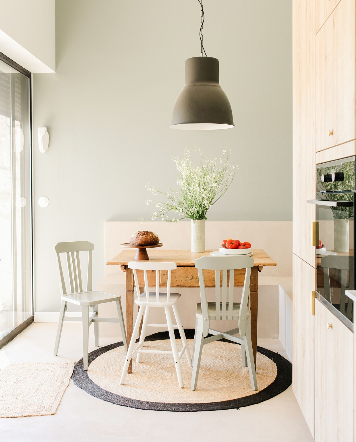 Tafel tweedehands. Kinderstoel en lamp Ikea. Oude keuken­stoelen uit de familie. Kleur stoelen en wand Pigeon van Farrow &amp; Ball. Vloerkleed Cyrillus. Overig onbekend. vtwonen special binnenkijken 171-2022 | productie The Sisters Agency | styling fotografie en brontekst Marta Puglia | tekstbewerking Monique van der Pauw