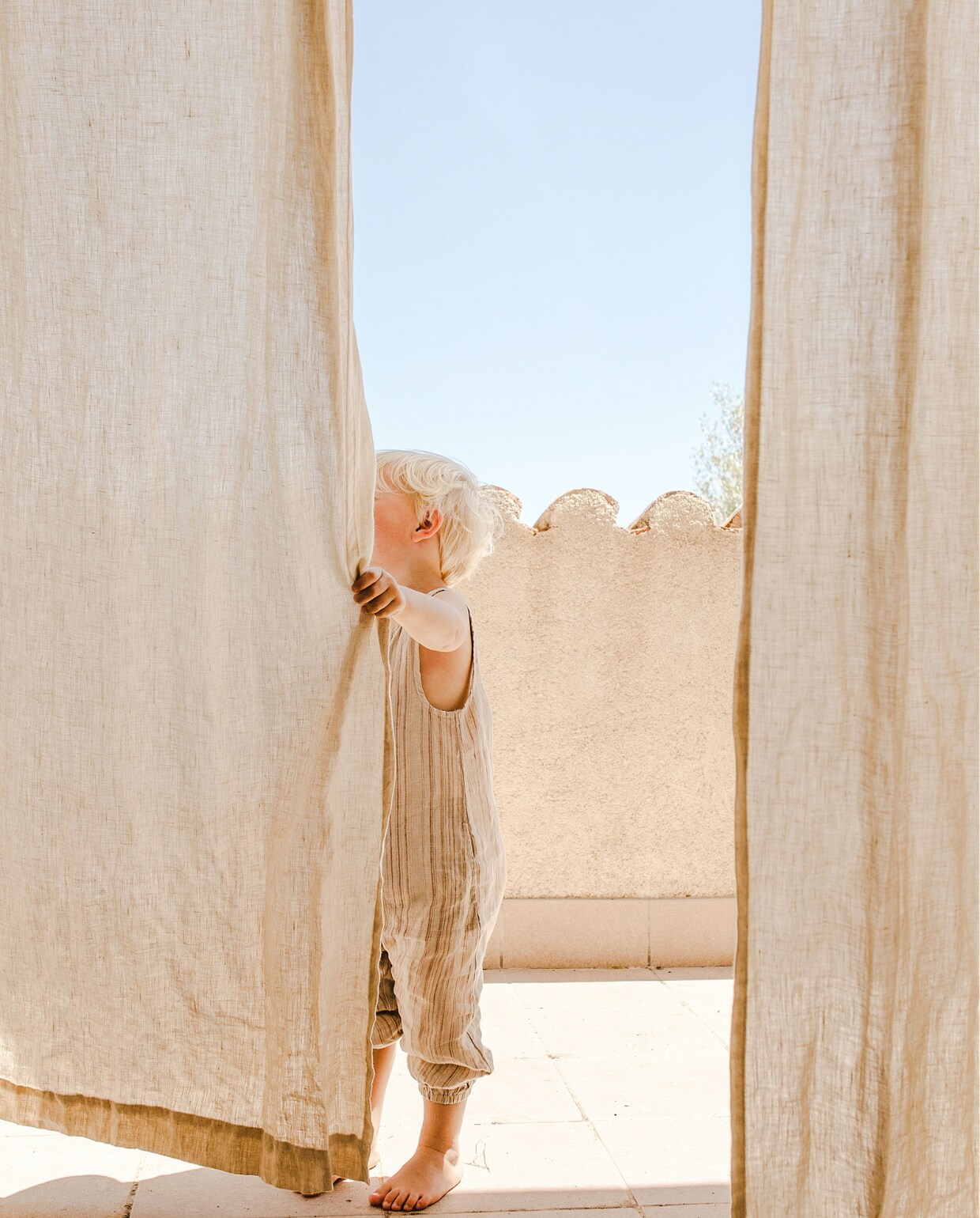 Linnen gordijnen La Redoute. vtwonen special binnenkijken 171-2022 | productie The Sisters Agency | styling fotografie en brontekst Marta Puglia | tekstbewerking Monique van der Pauw