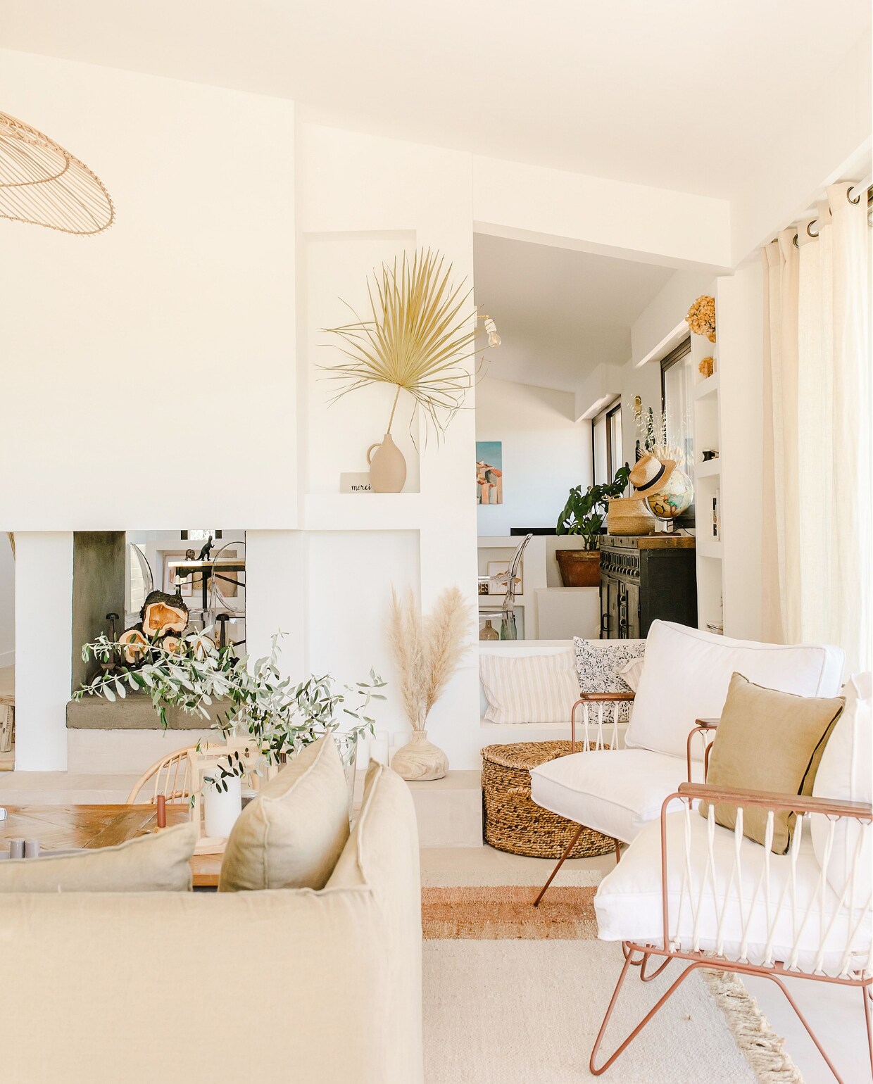 Bank en koffietafel Maisons du Monde. Stoelen Croisette Honoré. Gordijnen La Redoute. Vloerkleed Gabrielle Paris. Overig onbekend. vtwonen special binnenkijken 171-2022 | productie The Sisters Agency | styling en fotografie Marta Puglia