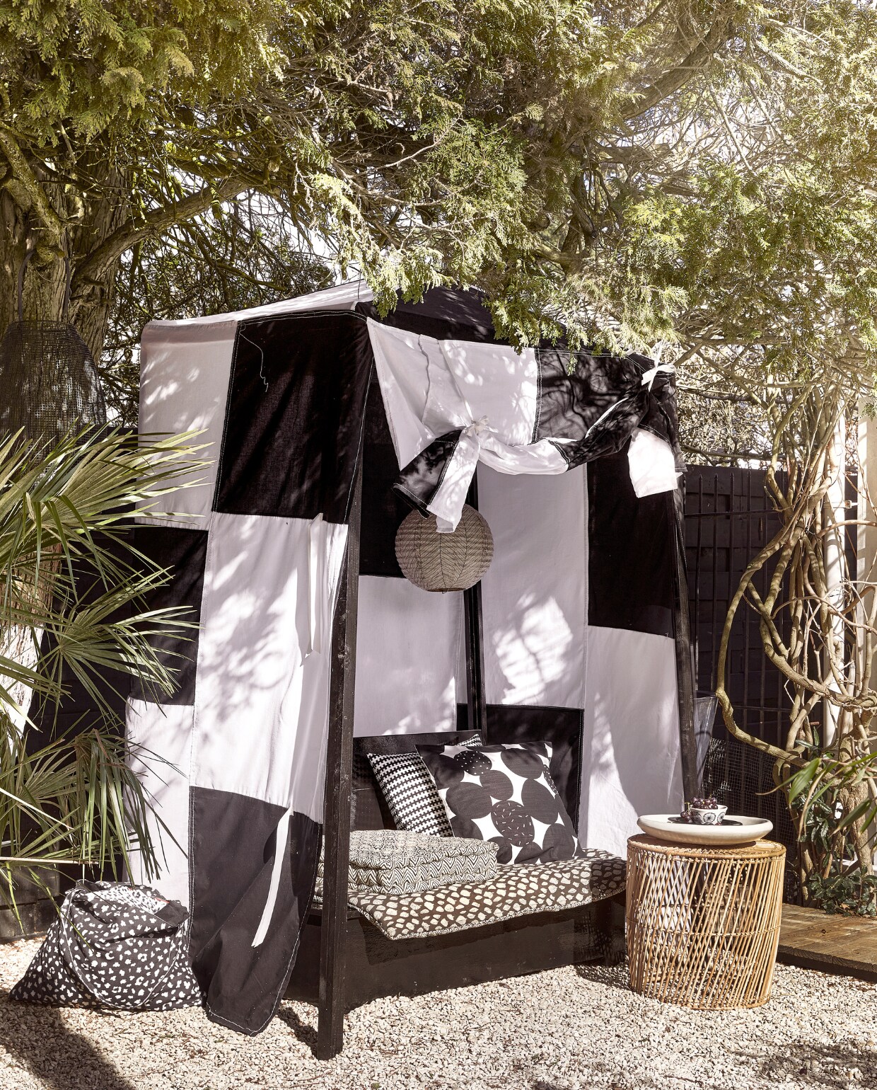 Bank met tent en matraskussen op maat gemaakt, prijs op aanvraag (com-anders.nl). Matras € 89,95, klein matraskussen Evissa € 34,95, hanglamp € 37,50 (mrsbloom.nl). Kussenhoes met cirkels Sandsenap, gemaakt door vrouwen in Jordanië, 50x50 cm € 17,99, kussen met blokdessin Stockholm € 19,99, schaal met bloemendessin € 1,99 (ikea.nl). Rotan bijzettafel 45x44 cm (Øxh) € 349,- (hkliving.com). Tadelakt schaal € 44,95 (householdhardware.nl). Tas € 5,- (kwantum.nl). vtwonen 06-2023 | styling Kim Timmerman | fotografie Peggy Janssen