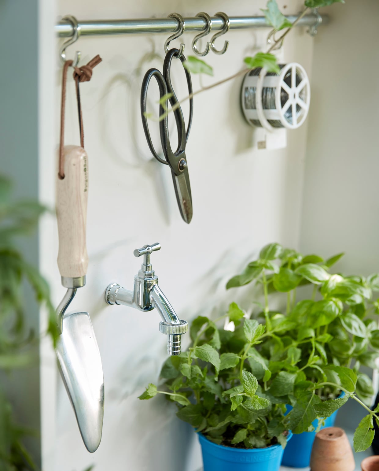 Blauwe emaillen emmer € 6,99, klos zwarte bindbuis € 5,49 (intratuin.nl). Blauwe mokken Tanzi, per stuk € 4,- (kwantum.nl). Verplantschop € 15,95 (dewiltfang.nl). Bloemenschaar € 9,95 (dille-kamille.nl). Theedoek € 2,- (hema.nl). Tuinhandschoenen € 6,95 (karwei.nl). Overig privébezit. vtwonen tuinspecial 8 | productie Corrien Flohil | styling Moniek Visser | uitvoering spel en buitenkraan Johan Snoodijk | fotografie Peggy Janssen