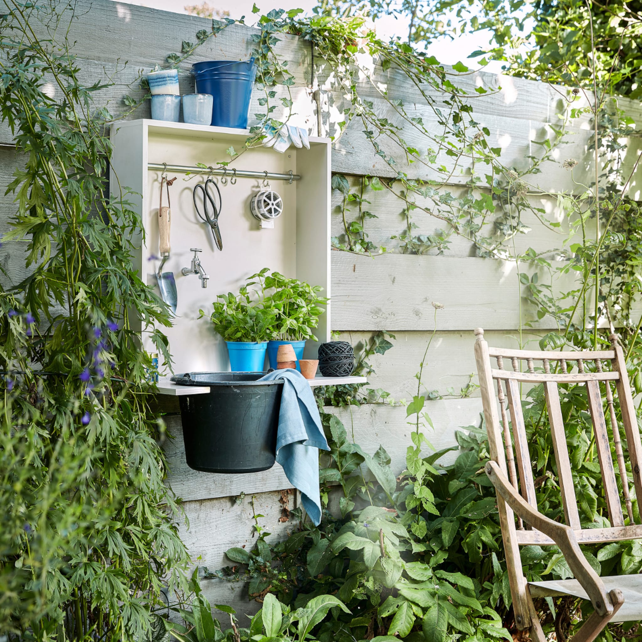 diy tuinmeubel met buitenkraan