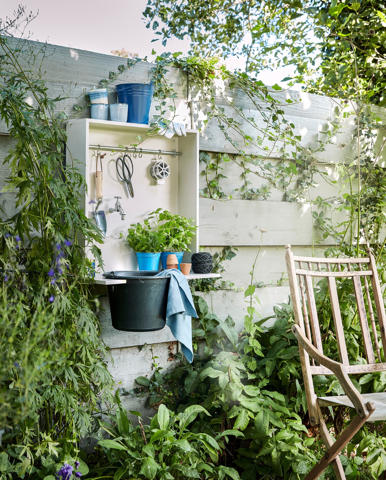 Blauwe emaillen emmer € 6,99, klos zwarte bindbuis € 5,49 (intratuin.nl). Blauwe mokken Tanzi, per stuk € 4,- (kwantum.nl). Verplantschop € 15,95 (dewiltfang.nl). Bloemenschaar € 9,95 (dille-kamille.nl). Theedoek € 2,- (hema.nl). Tuinhandschoenen € 6,95 (karwei.nl). Overig privébezit.