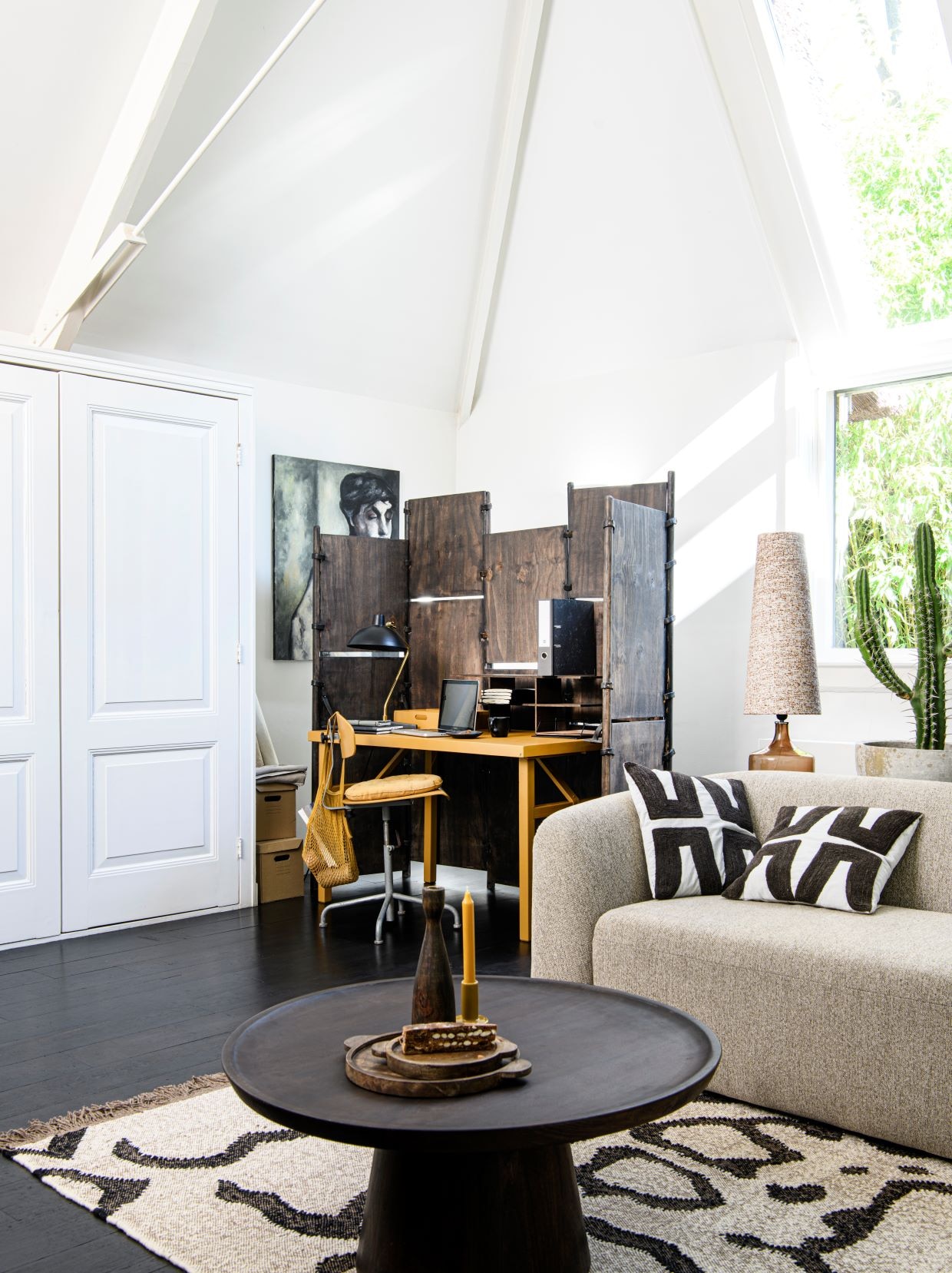 Hoekbank rechts Sloping in naturel melange van BePureHome € 1749,-, sierkussen Isla boorduur van Woood, 45x45 cm (bxh) € 39,95 (basiclabel.nl). Trigon kussen van Bepurehome met print zwart/ mosterd, 40x60 cm (bxh), mango/walnoot houten salontafel Coffee a Gogo van vtwonen € 499,-, houten set van twee dienbladen € 49,95, kandelaar Rosa van Woood, hout 28 cm € 24,95 en 22 cm € 15,95 (basiclabel.nl). Wol met katoen vloerkleed Ayaan, 170x240 cm (bxh) € 429,-, ijzeren bureaulamp Devi, 28x52 cm € 159, (dutchbone.com). Dinerkaars Curry 18 cm € 0,79 (dille-kamille.nl)In achtergrond; Uniek zesdelig kamerscherm, prijs op aanvraag, bureautafel prijs op aanvraag (com-anders.nl) geschilderd met Carazzo lak in kleur Old Ochre, per liter € 77,30 (pure-original.com). Rekje, prijs op aanvraag, vintage bureaustoel prijs op aanvraag (com-anders.nl). Okergeel stoelkussen, rond € 12,95, geel katoen nettasje, € 7,95 (dille-kamille.nl). styling Marit Saladini | fotografie Louis Lemaire | assistentie Rosa van Schie, Kiki de Koning | met speciale dank aan: com-anders.nl