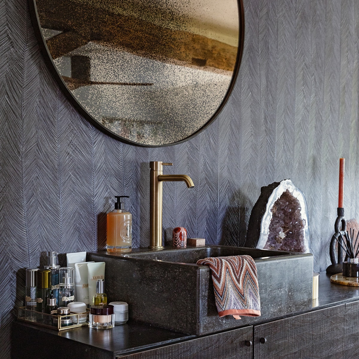 Spiegel en kast Ethnicraft. Wasbak natuursteen Salenzi. Doek Missoni. Stenen item agaat via Earth Mineralen. Zeep Diptyque. Ringhouder Rosa de Weerd. Schaal Sissy-Boy. Verzorgingsproducten La Mer, Sisley en Charlotte Tilbury. vtwonen 11-2021 | styling ilona jongepier | fotografie dana van leeuwen