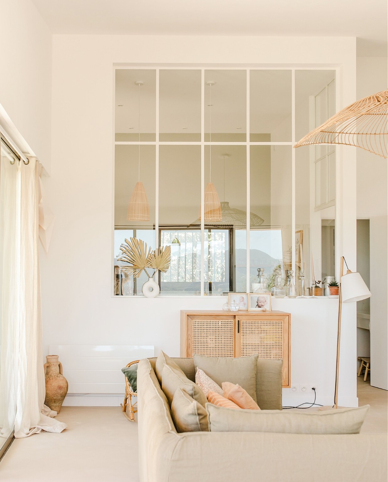 Bank Maisons du Monde. Kastje La Redoute. Vloerlamp Muuto. Hanglamp Høgen. Overig onbekend. vtwonen special binnenkijken 171-2022 | productie The Sisters Agency | styling fotografie en brontekst Marta Puglia | tekstbewerking Monique van der Pauw