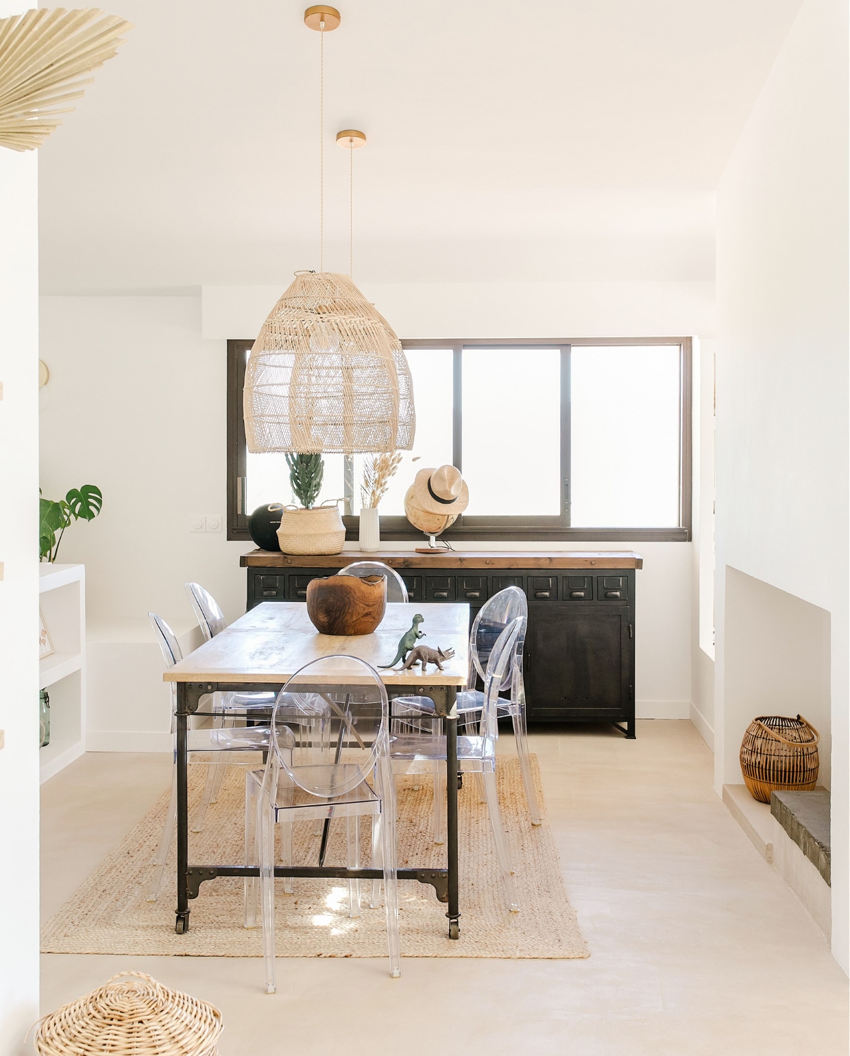 Tafel Maisons du Monde. Stoelen Ghost Kartell. Buffetkast vintagevondst. Vloerkleed Zara Home. Lampen Le Petit Florilège. Overig onbekend. vtwonen special binnenkijken 171-2022 | productie The Sisters Agency | styling fotografie en brontekst Marta Puglia | tekstbewerking Monique van der Pauw
