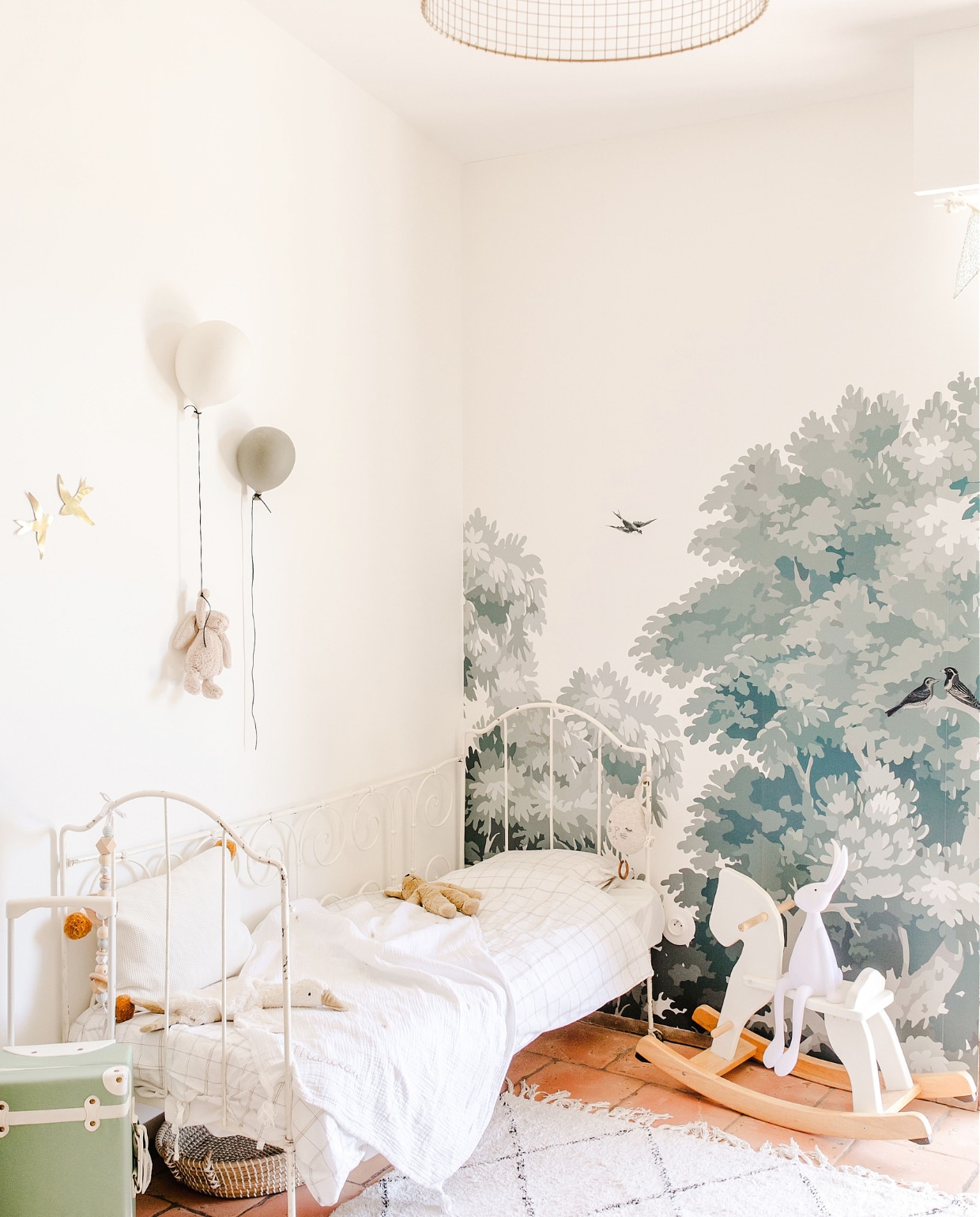 Bed tweedehands. Beddengoed Cam Cam Copenhagen. Behang Dream Forest van Les Dominotiers. Overig onbekend. vtwonen special binnenkijken 171-2022 | productie The Sisters Agency | styling fotografie en brontekst Marta Puglia | tekstbewerking Monique van der Pauw