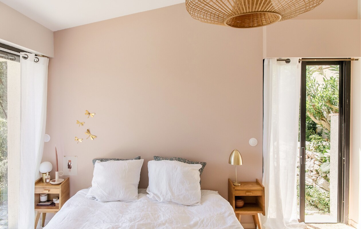 Muurverf Setting Plaster van Farrow &amp; Ball. Nachtkastjes La Redoute. Beddengoed Maison Most. Hanglamp Habitat. Tafellamp links Cyrillus, rechts Hübsch Interior. Gouden vliegen Manawea. Overig onbekend. vtwonen special binnenkijken 171-2022 | productie The Sisters Agency | styling fotografie en brontekst Marta Puglia | tekstbewerking Monique van der Pauw