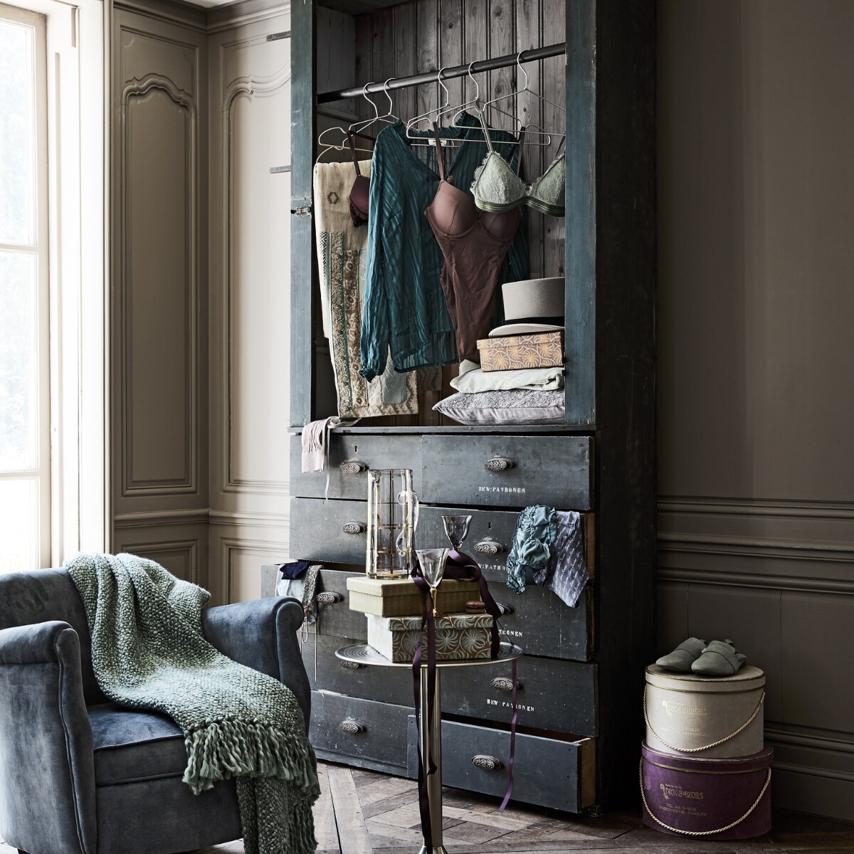 Kast 225x125 cm (hxb) € 800,- (burbri.nl). Goudkleurige salontafel Inez van Rivièra Maison € 139,- (vtwonen.nl). Plaid groen € 55,-, groene beha Love Stories € 60,-, blauwe onderbroek uit lade € 25,-, blauw broekje met witte tekst Love Stories € 60,-, (maisonnl.nl). Stoel blauw € 395,- (purefurniture.com). Hoedendozen per stuk € 45,-, hoed € 95,- (harlequin-lisse.biz). Kan goudkleurige rand € 65,-, kleine glaasjes set € 125,- (wildschut-antiques.com). Paarse body € 29,99, paarse beha € 19,99, mintkleurige schoenen € 39,99 (hm.com). Jurk aan kledinghanger € 695,-, jurk opgevouwen in kast € 695,- (sukha.nl). Vierkante dozen in kast en op tafeltje vanaf € 18,-, lint paars € 4,- (bungalow.dk). Kussen onderin kast € 45,99, goudkleurige kledinghanger set van 6 € 9,99,-, sokken blauw en roze € 7,99 (zarahome.com). Blauwe blouse privébezit. vtwonen 10-2019 | styling Liza Wassenaar | Fotografie Alexander van Berge