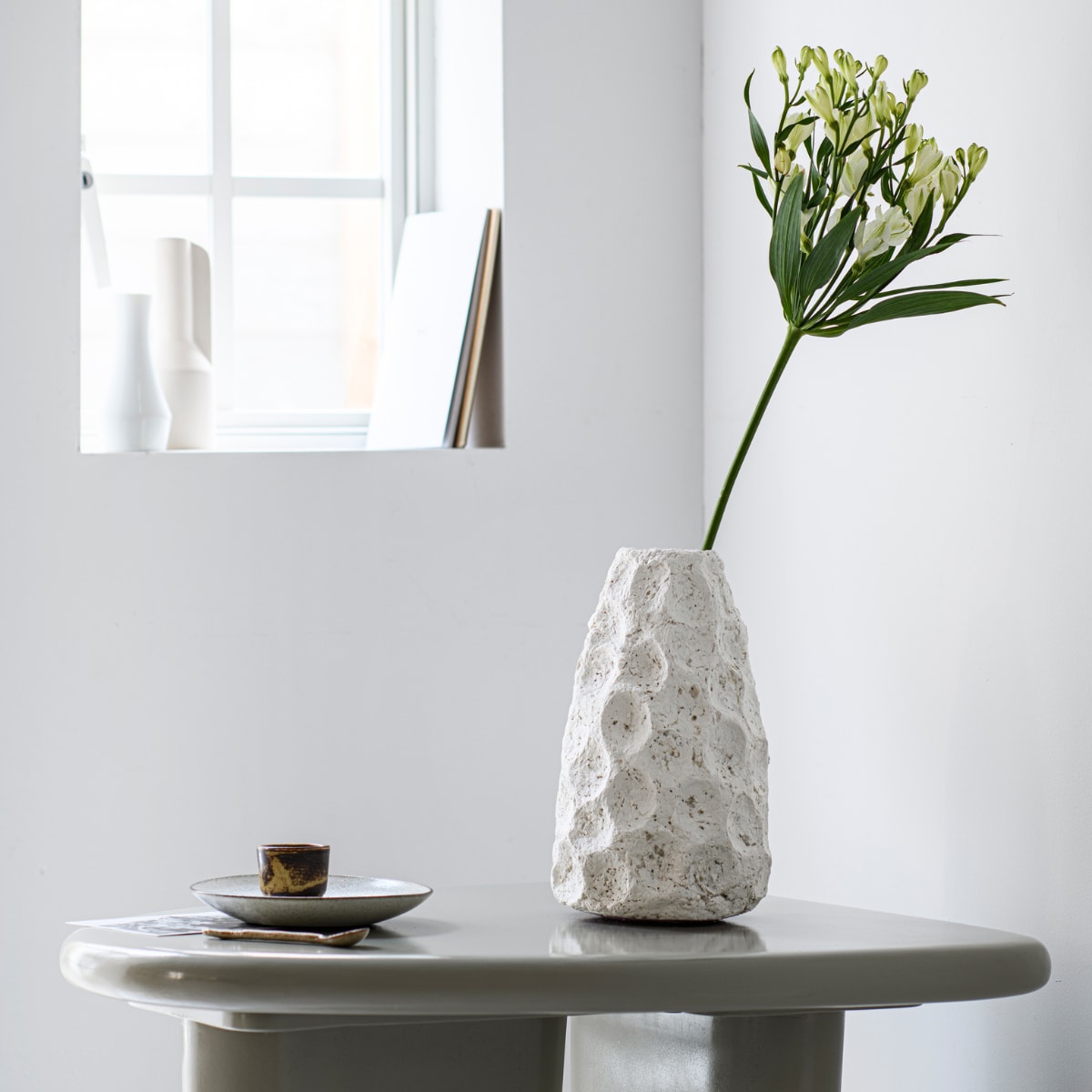 Houten bijzettafel Beach van vtwonen, 64x51x53 cm (bxdxh) € 319,-, stenen kandelaar Falda van Bolia, 7x18 cm (Øxh) € 25,- (vtwonen.nl/shop). Overig privébezit. vtwonen 06-2023 | styling Kelly van gendt | fotografie Louis Lemaire
