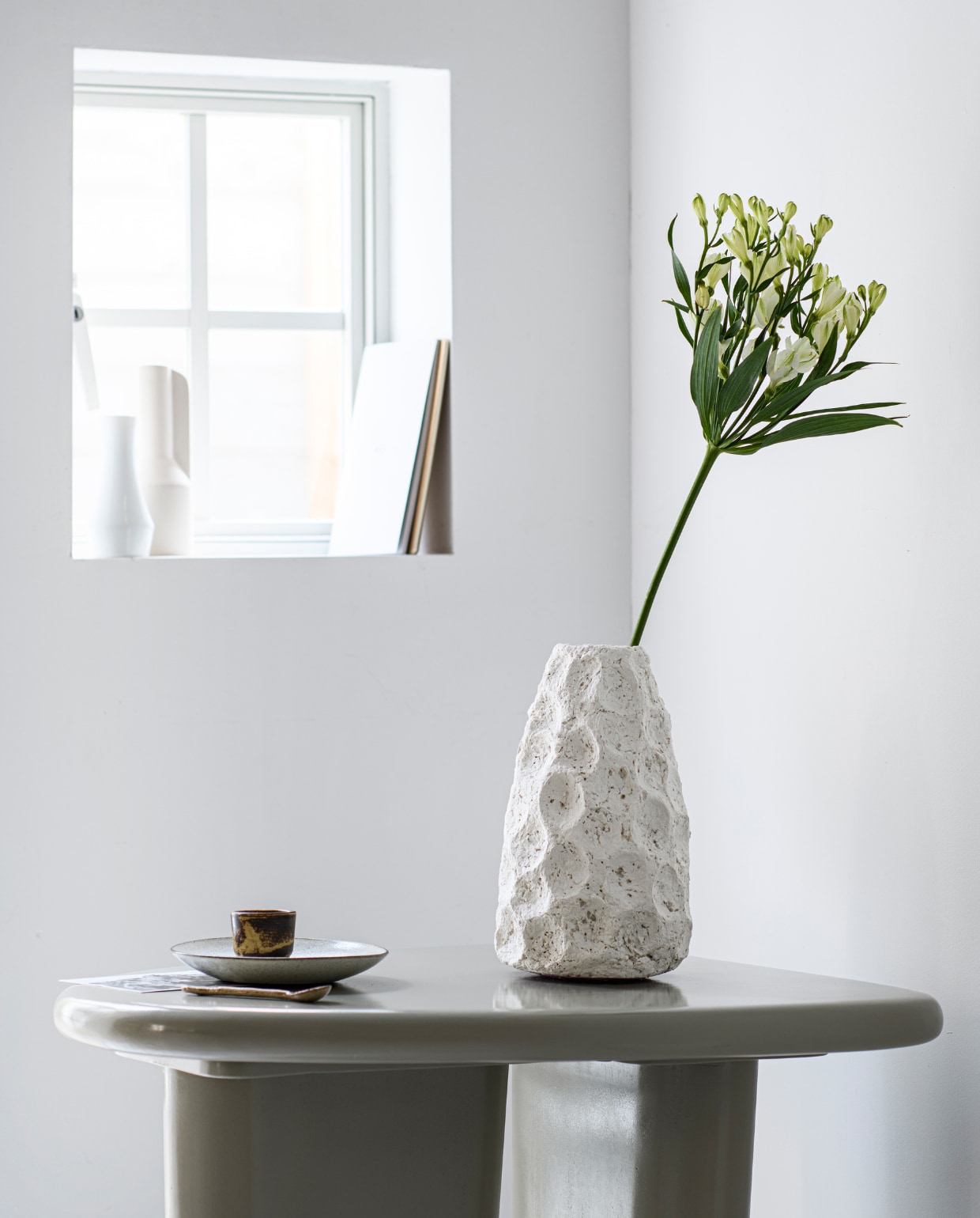Houten bijzettafel Beach van vtwonen, 64x51x53 cm (bxdxh) € 319,-, stenen kandelaar Falda van Bolia, 7x18 cm (Øxh) € 25,- (vtwonen.nl/shop). Overig privébezit. vtwonen 06-2023 | styling Kelly van gendt | fotografie Louis Lemaire