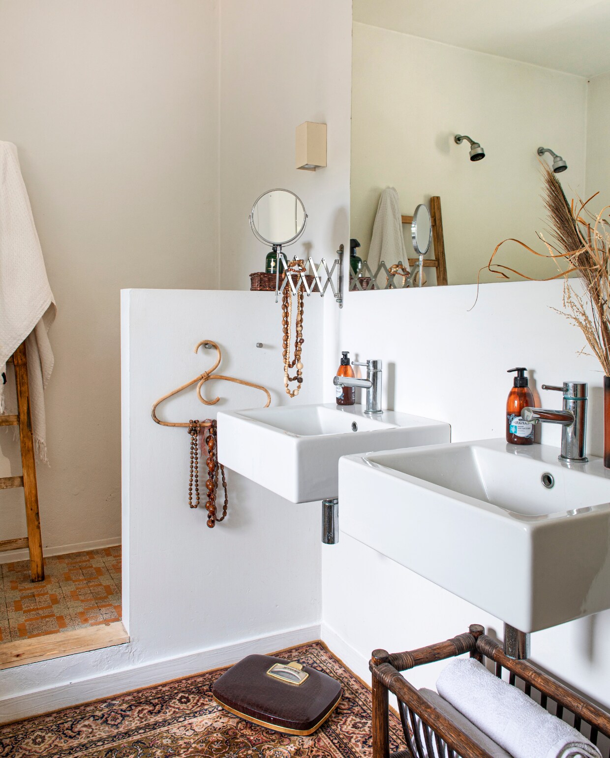 Wasbakken en kranen Dornbracht, bamboe kapstok Maison du monde. Spiegel Ikea. Overig kringloonwinkel. vtwonen 06-2023 | productie De Binnenkijkers | styling Jeske Weel | fotografie Caroline Coehorst