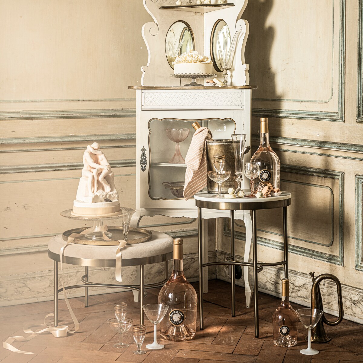 Hoekkast € 125,- (vandijkenko.nl). Marmeren bijzettafel € 129,-, poef op poten € 149,- (hm.com). Drankflessen Niraval vanaf € 19,95 (degoudenton.nl). Gouden dienblad Palace van Salt &amp; Pepper € 39,95 (vtwonen.nl). Glazen met gouden rand, set van 4 klein € 20,- en groot € 45,-, martiniglas met witte voet, set van 4 € 40,-, blaasinstrument € 35,-, wijnkoeler € 20,-, klein taartplateau € 25,-, roze wijnglazen, set van 2 € 25,-, schaal met lepel in kast, 3-delige set € 85,- (harlequin-lisse.biz). Groot taartplateau € 22,99, servet met streep, set van 2 € 6,99, glazen rietjes, set van 6 € 15,99 (zarahome.com). Taart Pierrot op kast € 34,95 en overige taart en chocola (huizevanwely.nl). Glazen met ribbel v.a. € 21,59 (brechtmurreatelier.nl). Overig privébezit. vtwonen 10-2021 | styling Liza Wassenaar | fotografie Sjoerd Eickmans | bloemstyling Judith Slagter